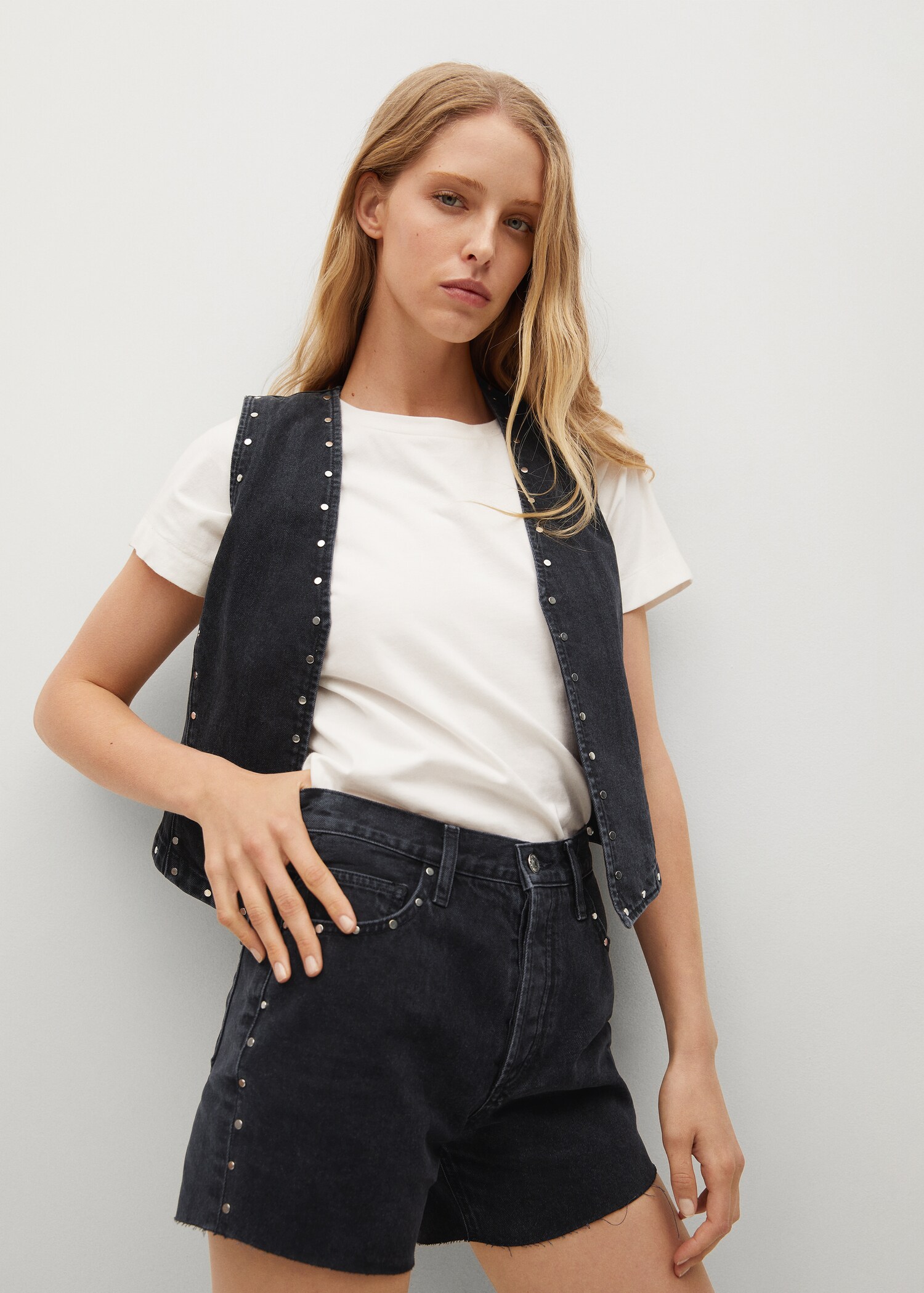 Denim shorts with studs - Medium plane