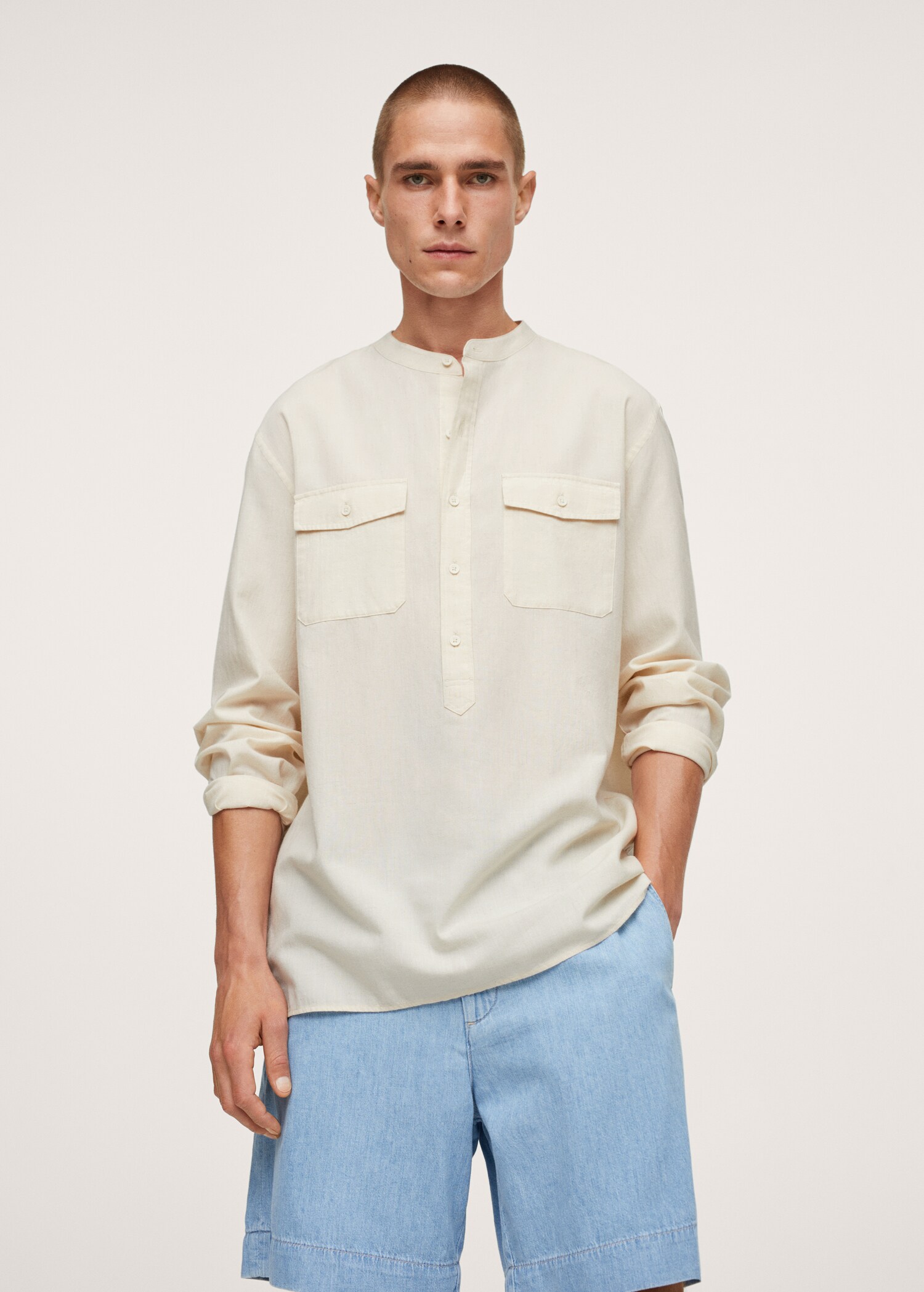 Camisa de algodão e linho com gola de mandarim - Plano médio