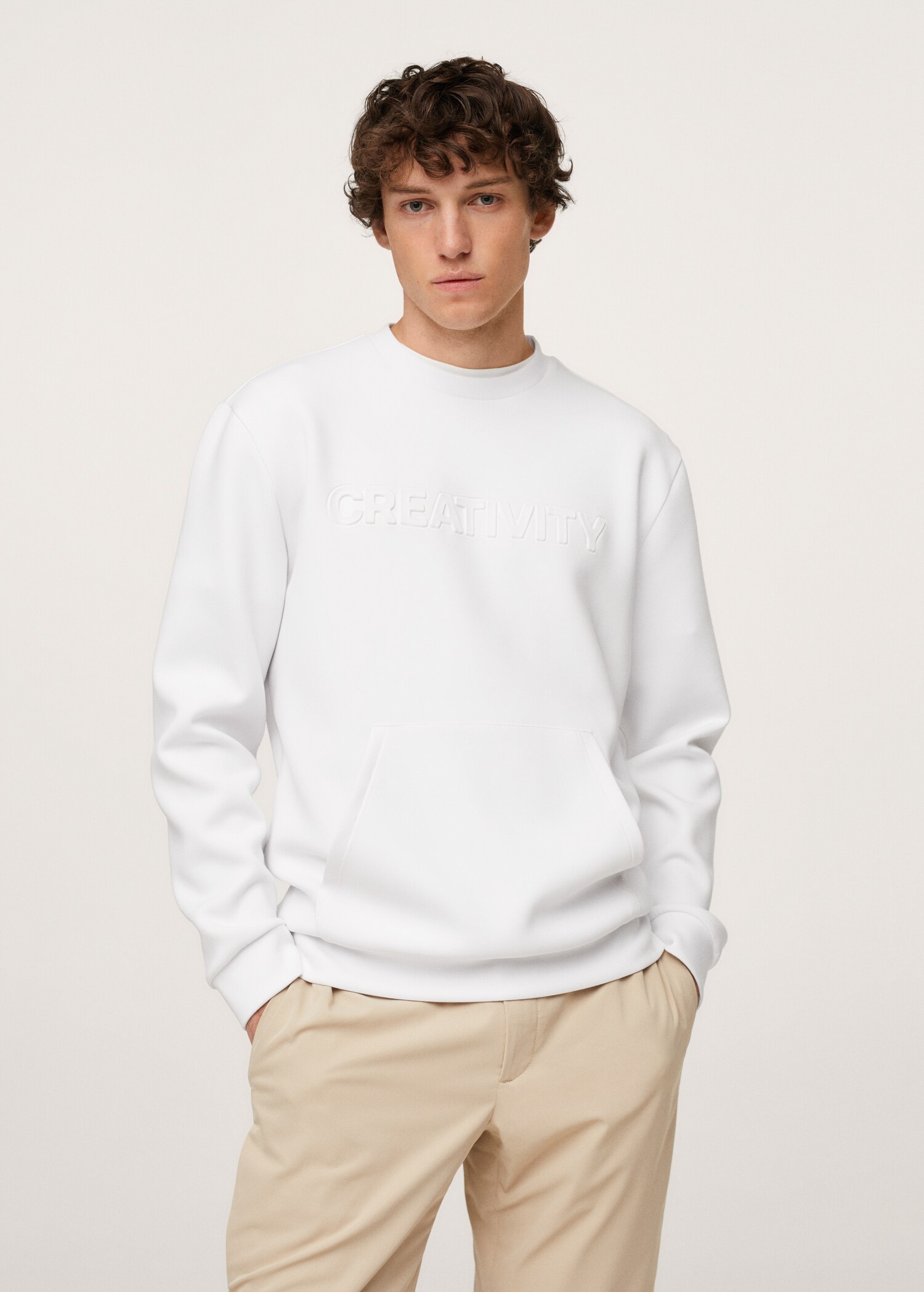 Sudadera canguro mensaje - Plano medio