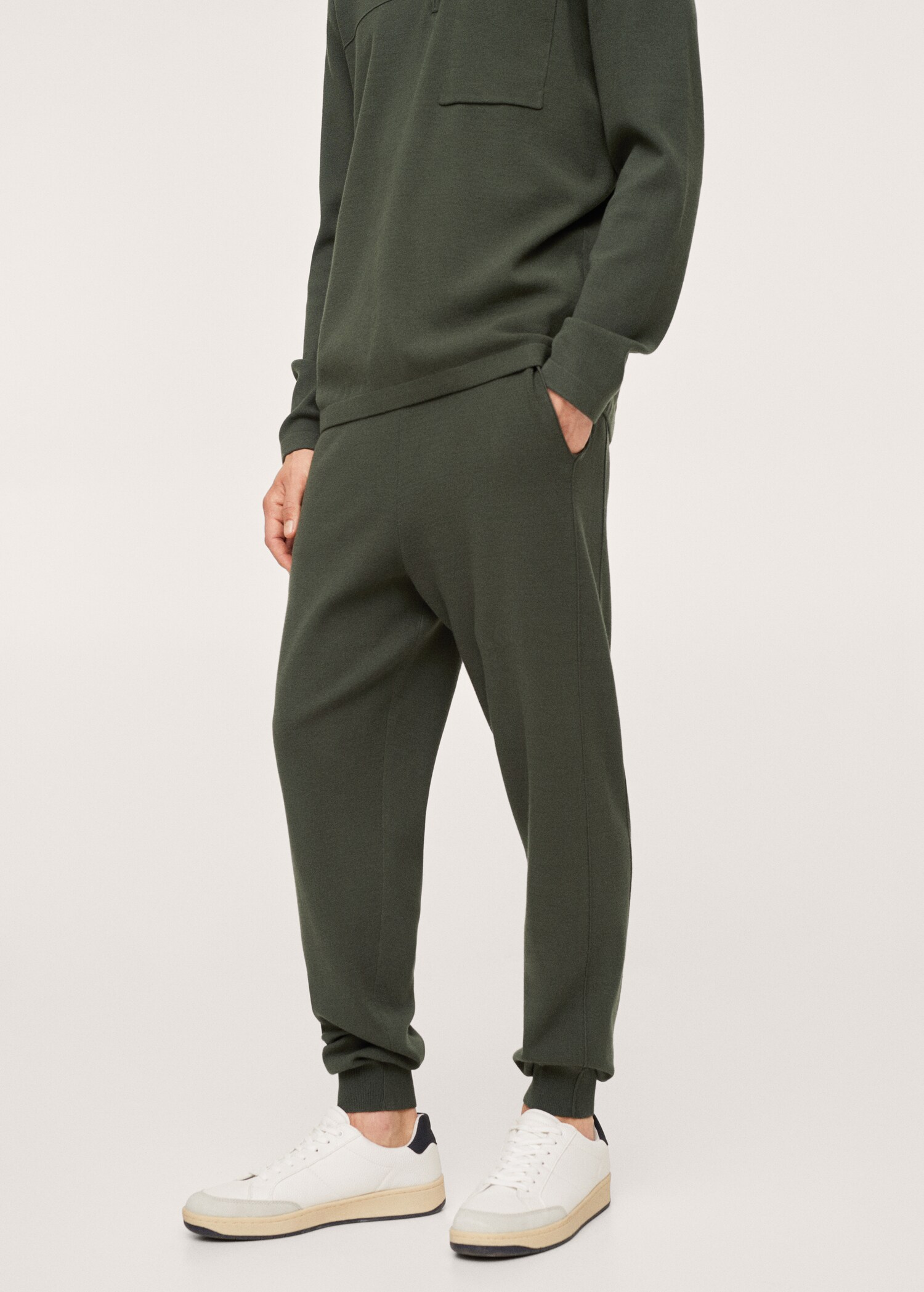 Pantalón jogger punto textura - Plano medio