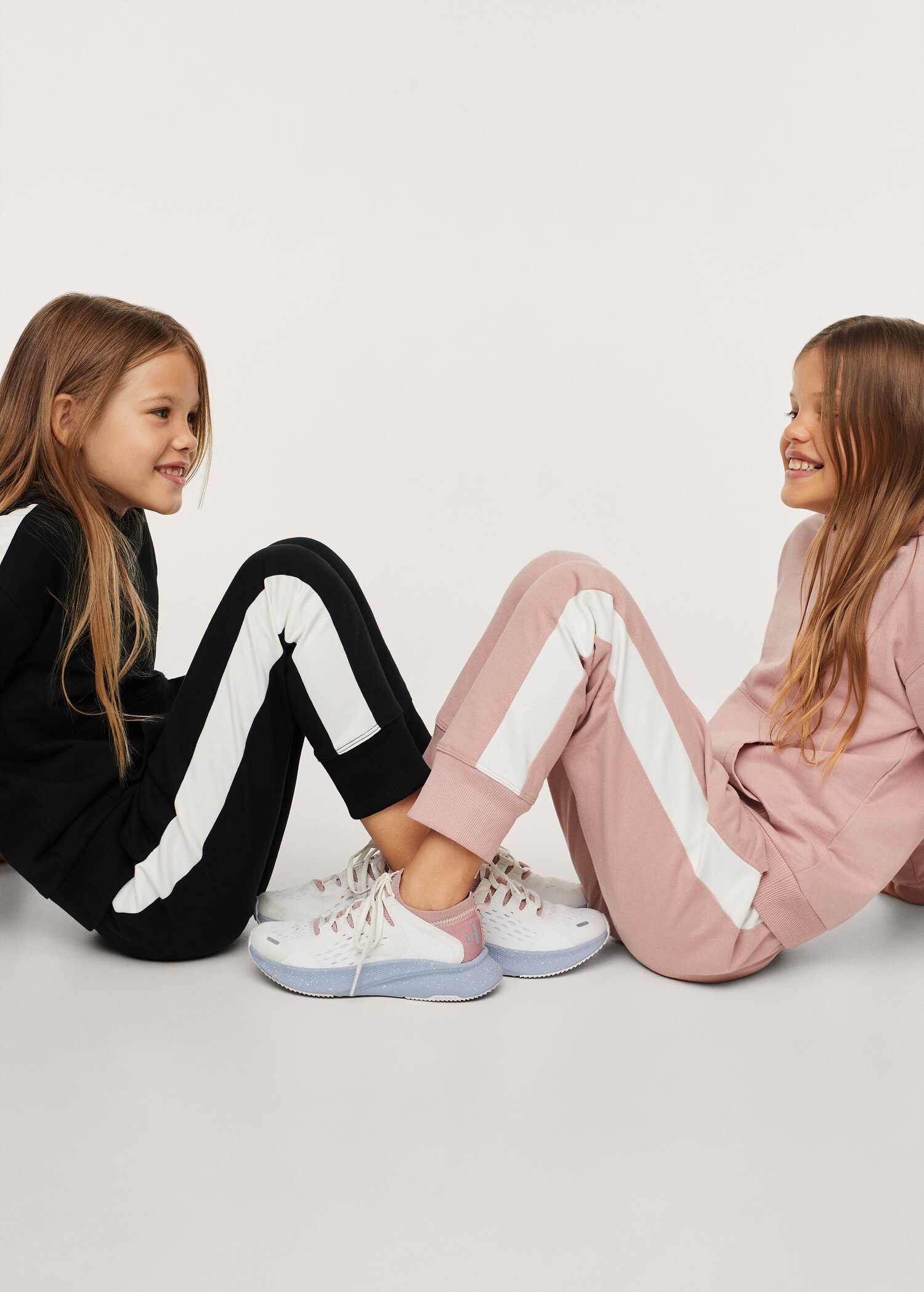 Kalhoty jogger s pruhy - Náhled ve středové rovině