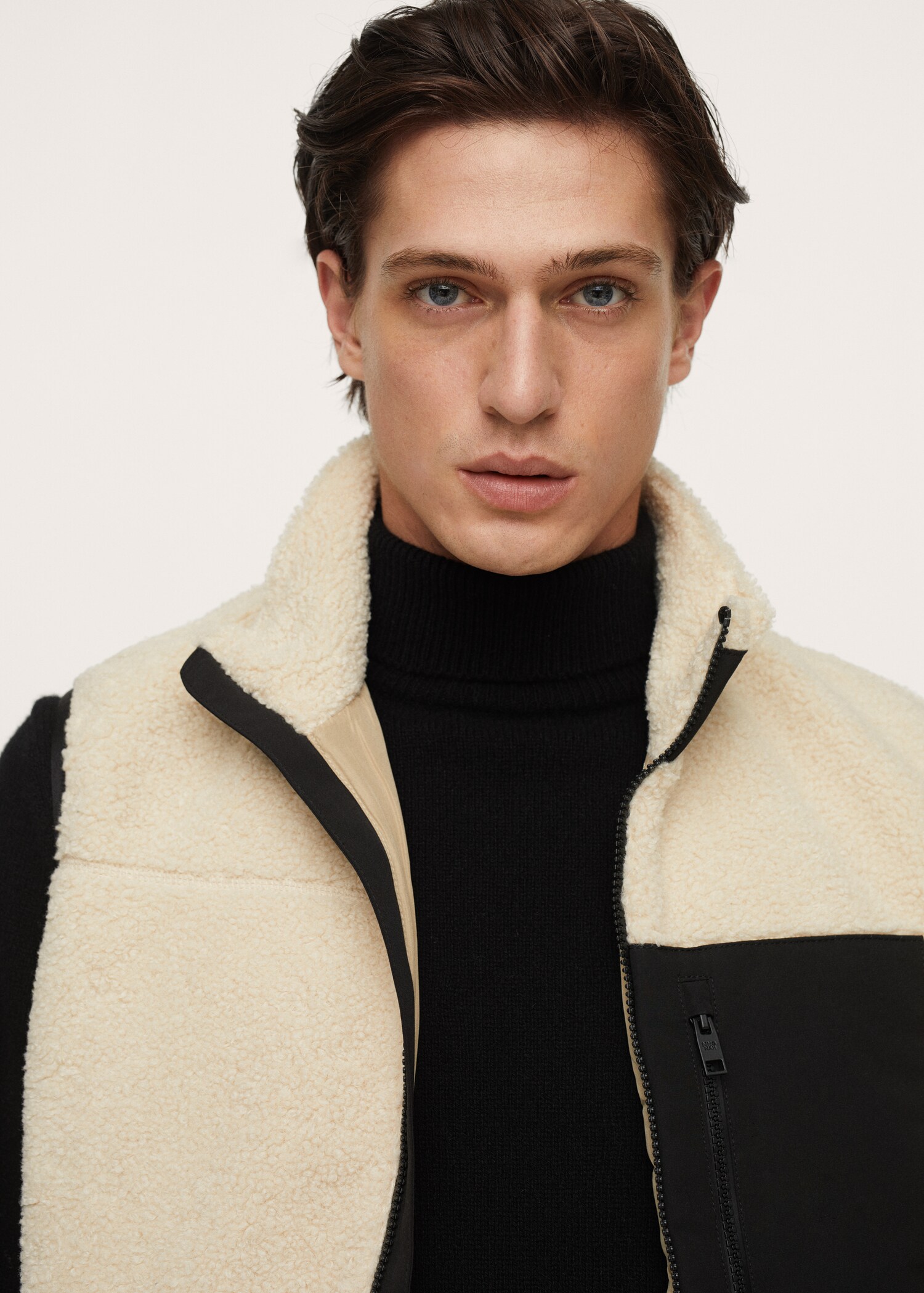 Combined shearling-effect gilet - Details of the article 2