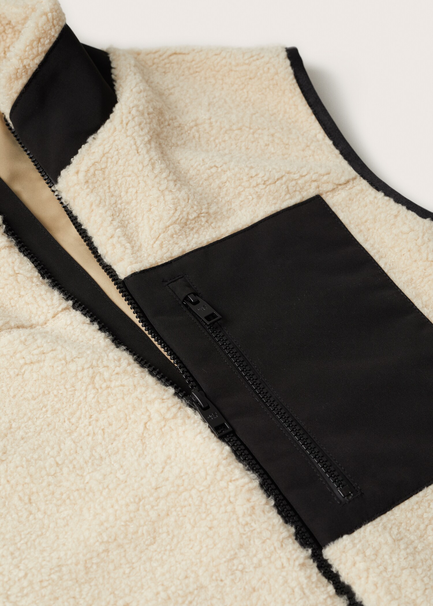 Combined shearling-effect gilet - Details of the article 8