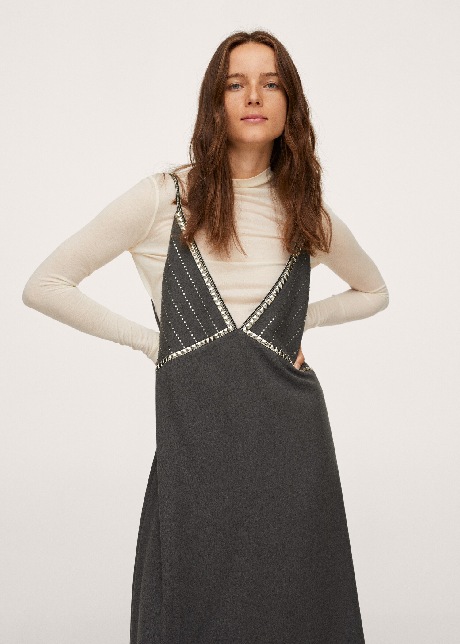 Vestido escote tachuelas - Plano medio