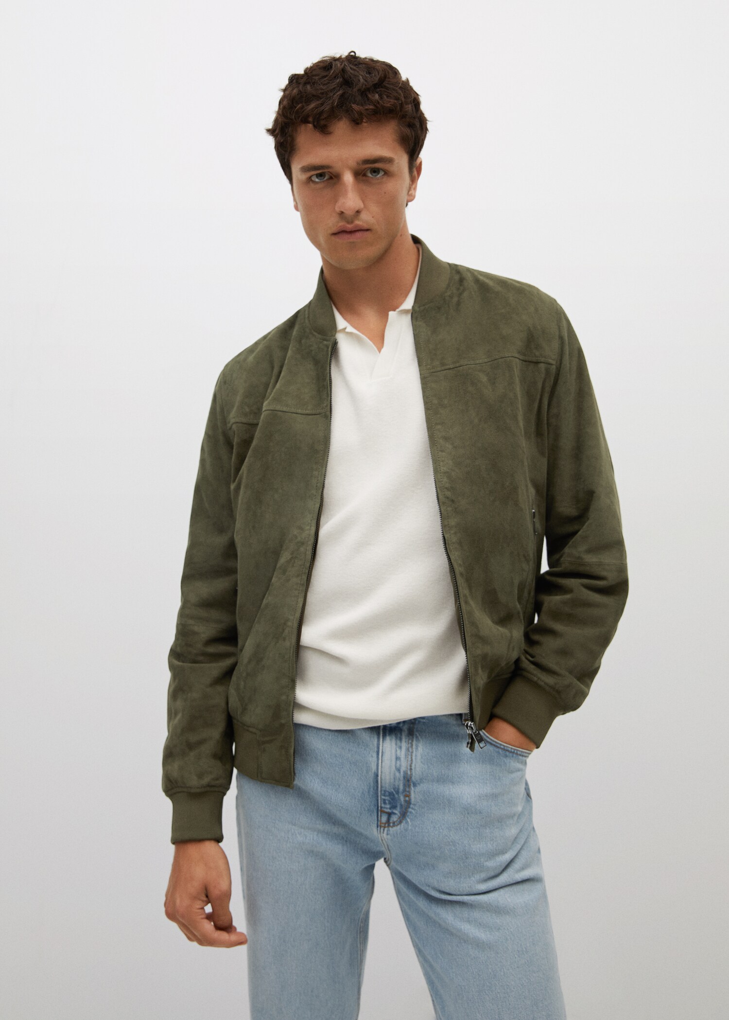 Cazadora ante estilo bomber - Plano medio