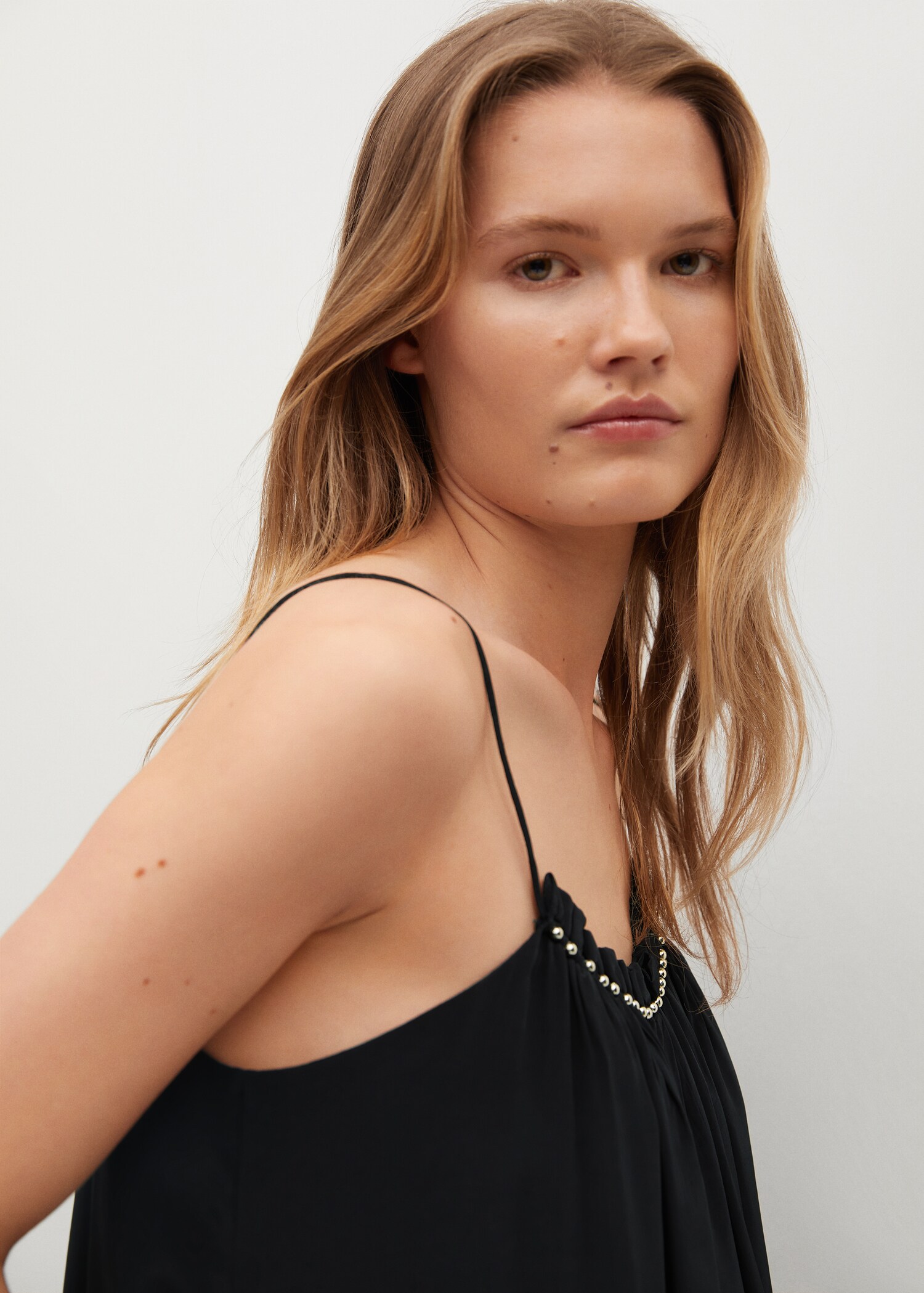 Kleid mit Metall-Applikationen - Detail des Artikels 3