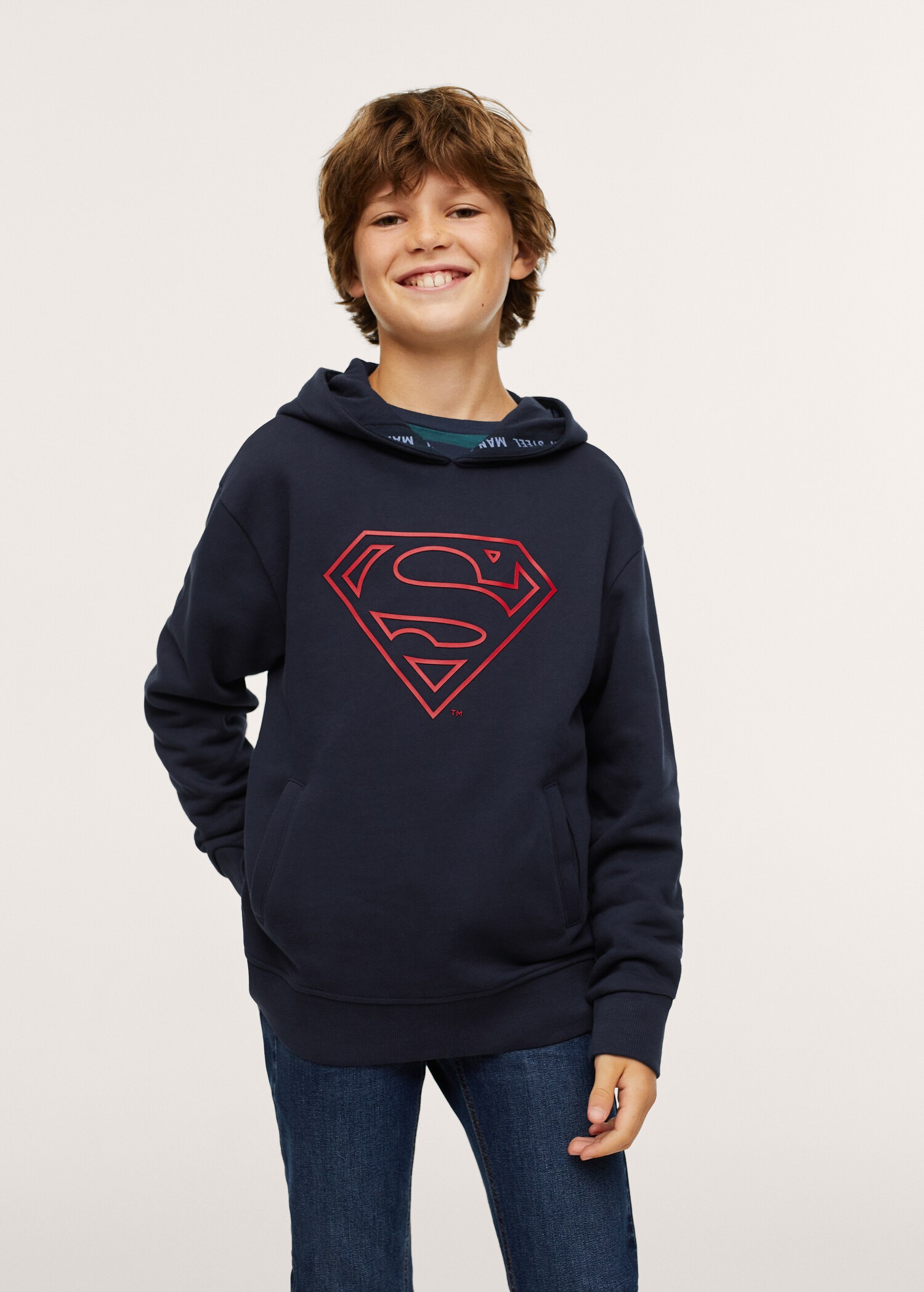 Sudadera superhéroe - Plano medio