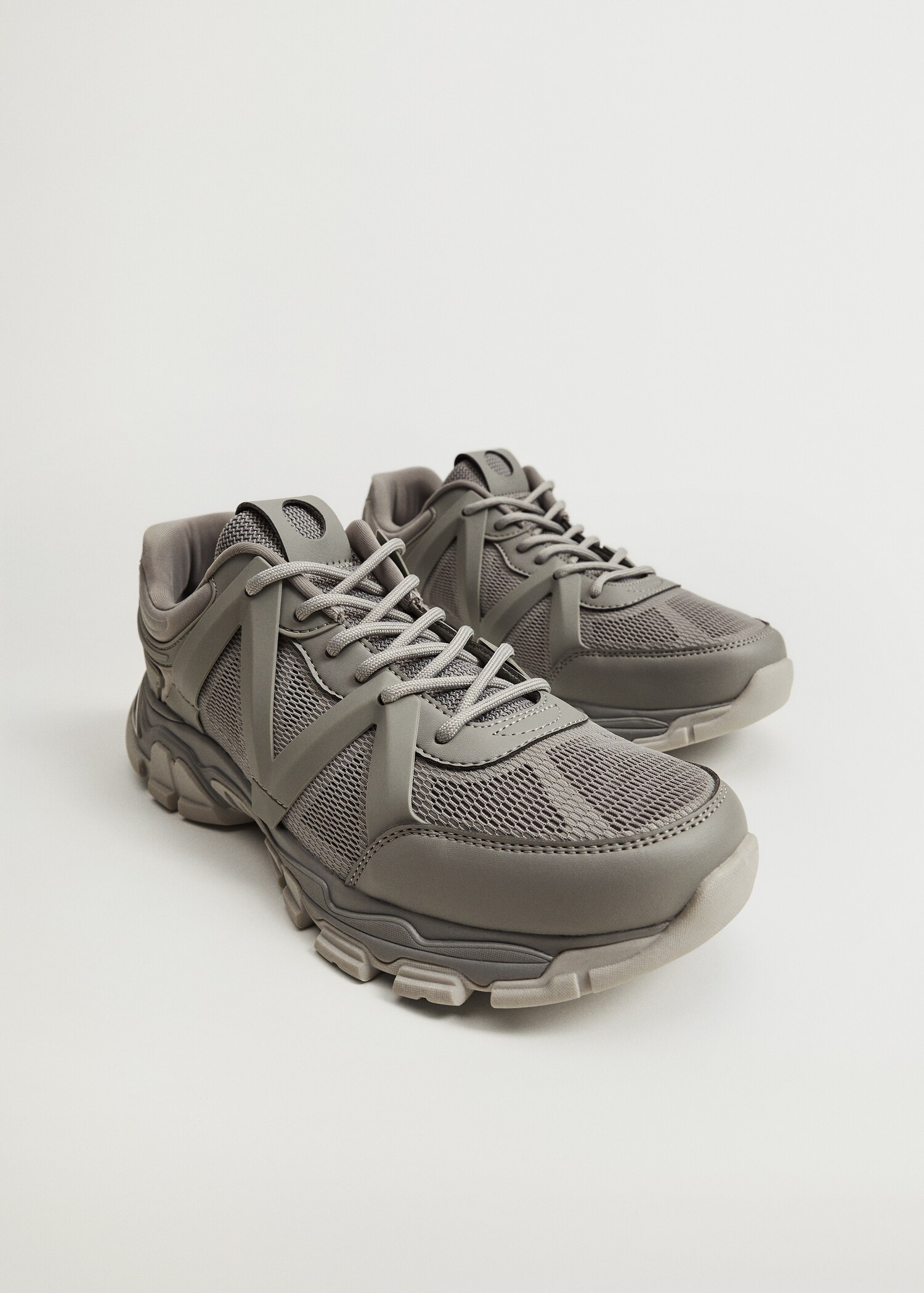 Deportiva suela track - Plano medio