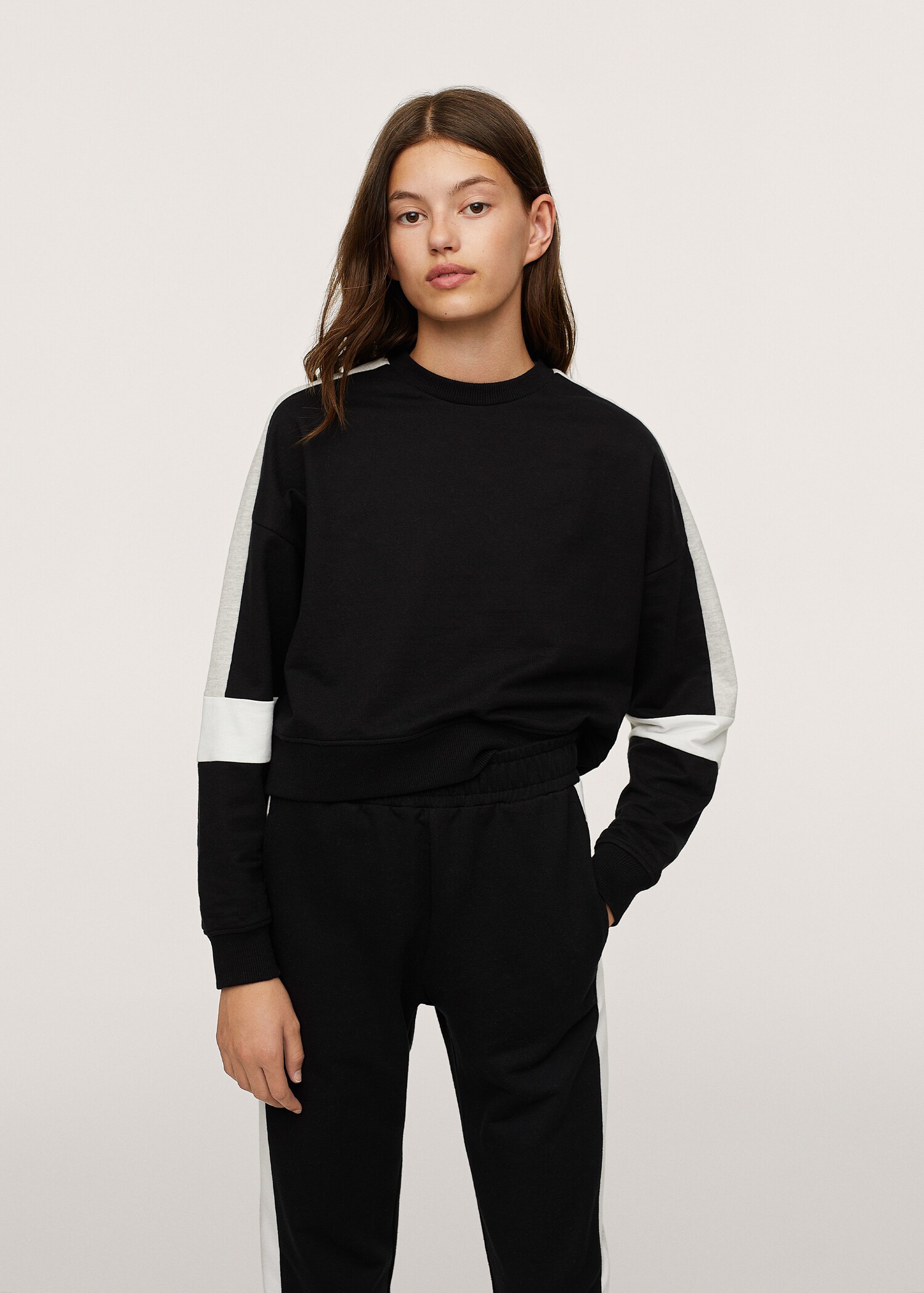 Sudadera crop contraste - Plano medio