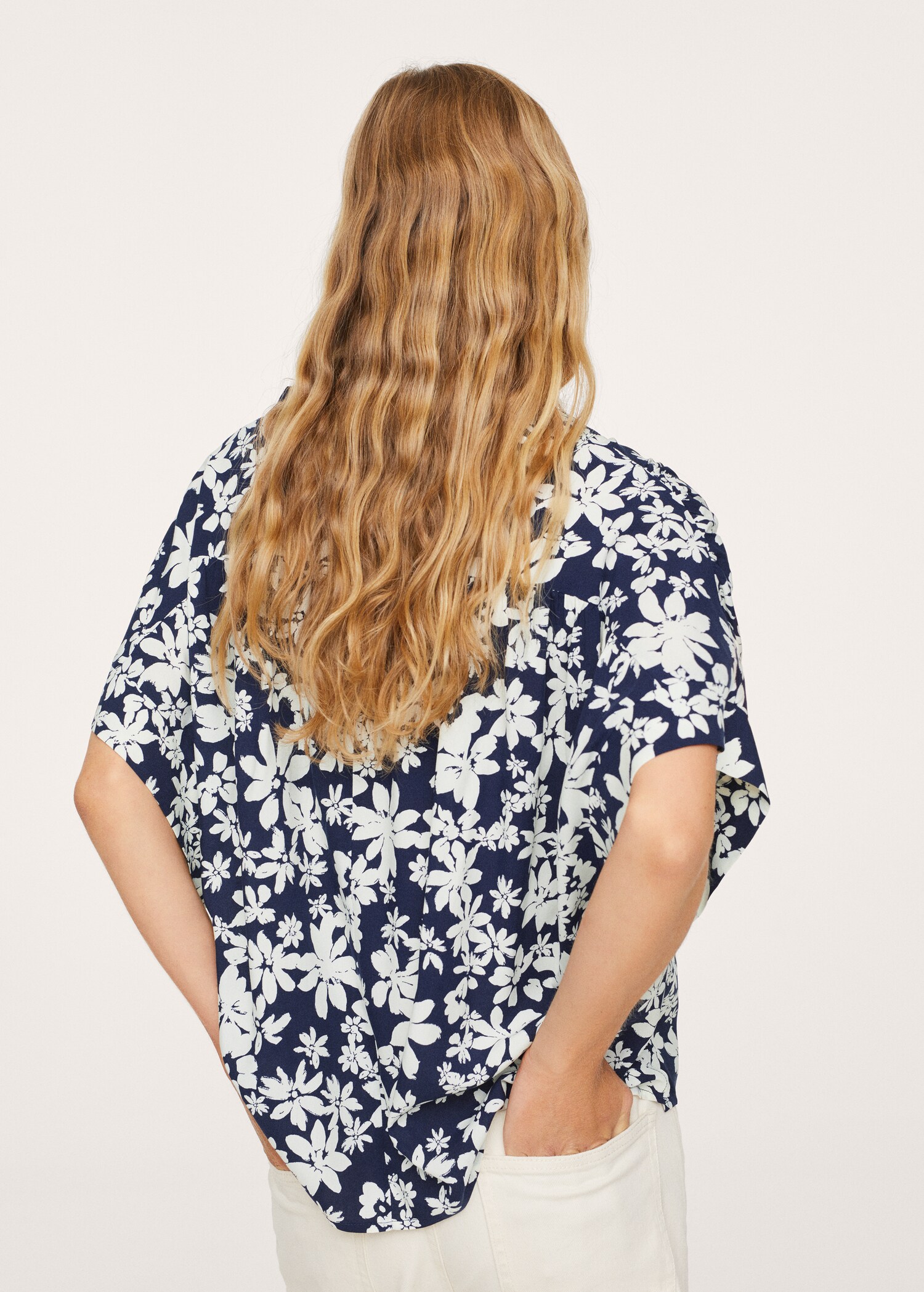 Blusa fluida estampado floral - Reverso del artículo