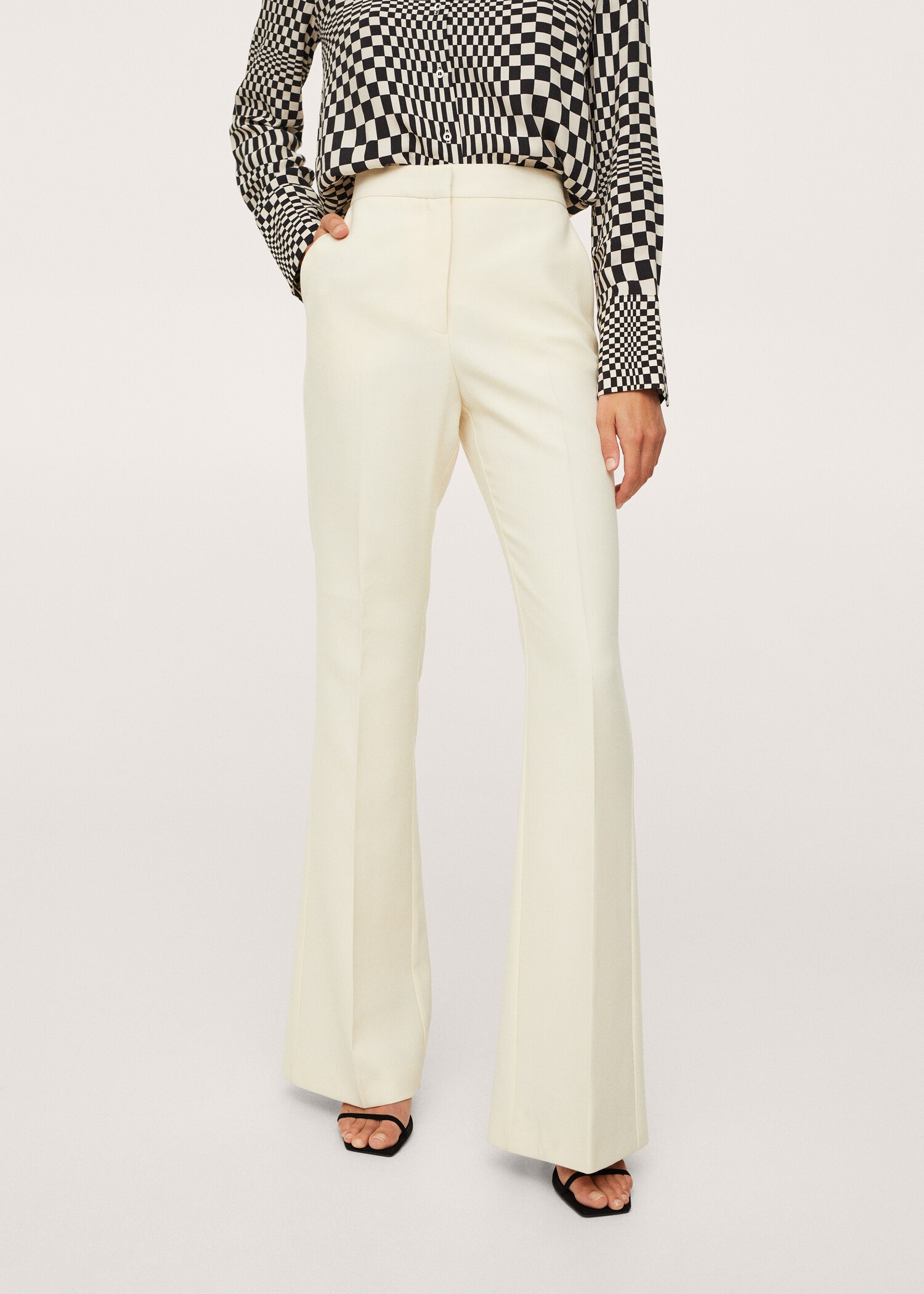 Pantalón traje aberturas - Plano medio