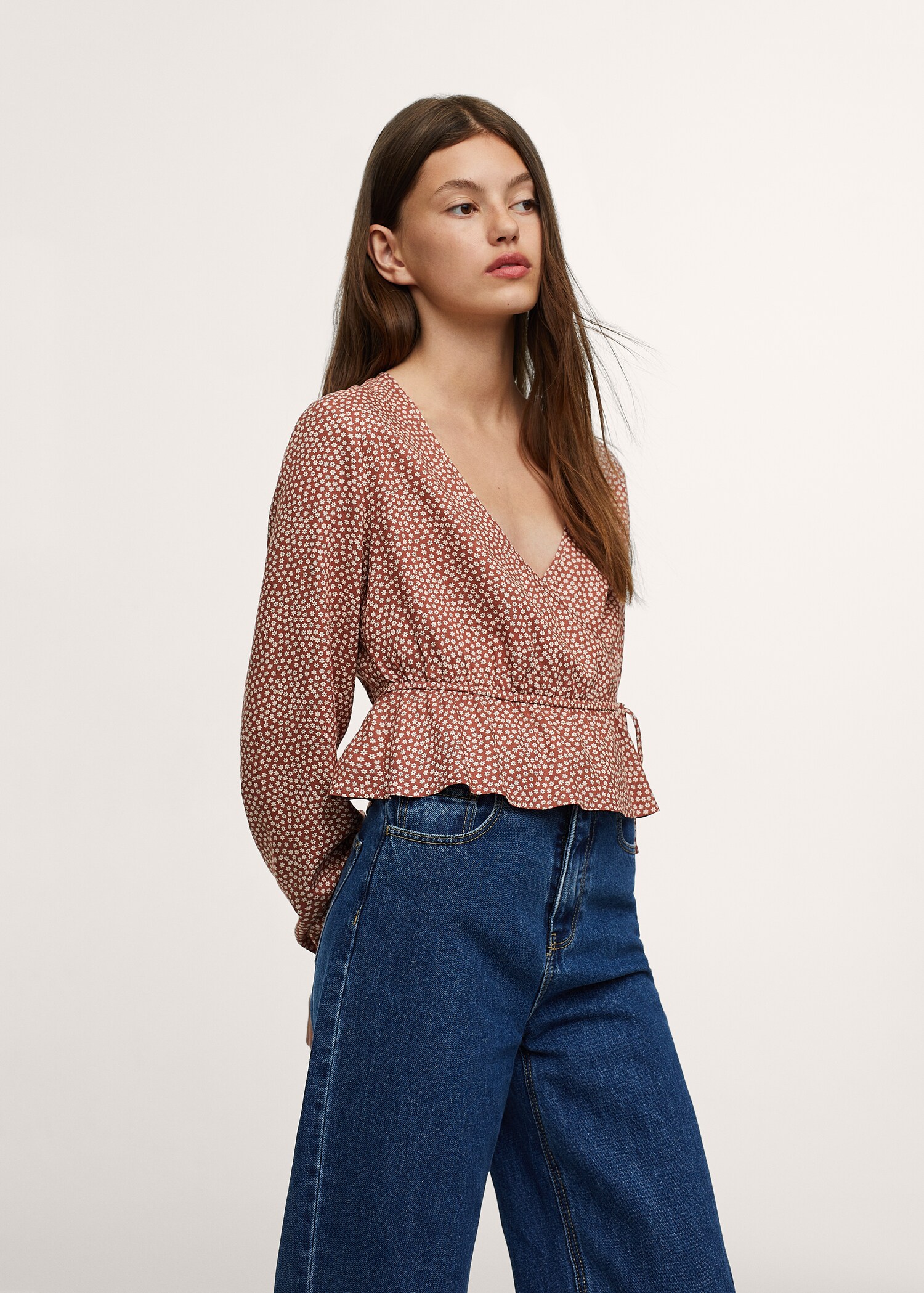 Blusa cruzada flores - Plano medio