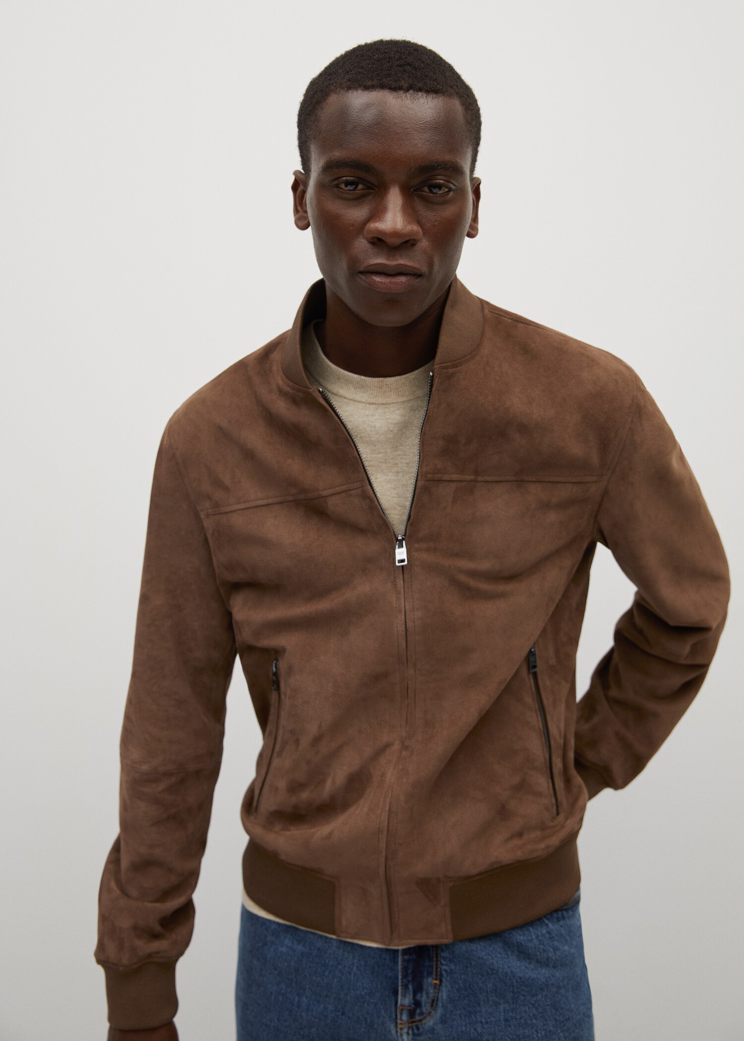 Cazadora ante estilo bomber - Plano medio