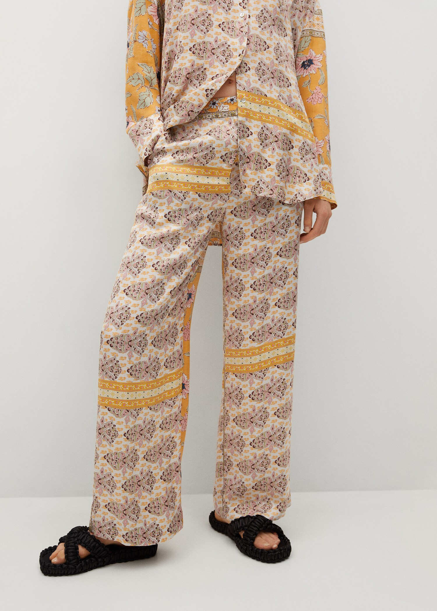 Pantalón estampado combinado - Plano medio