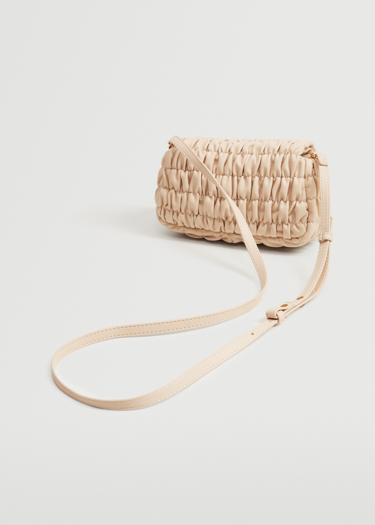 Bolso detalles fruncidos - Plano medio