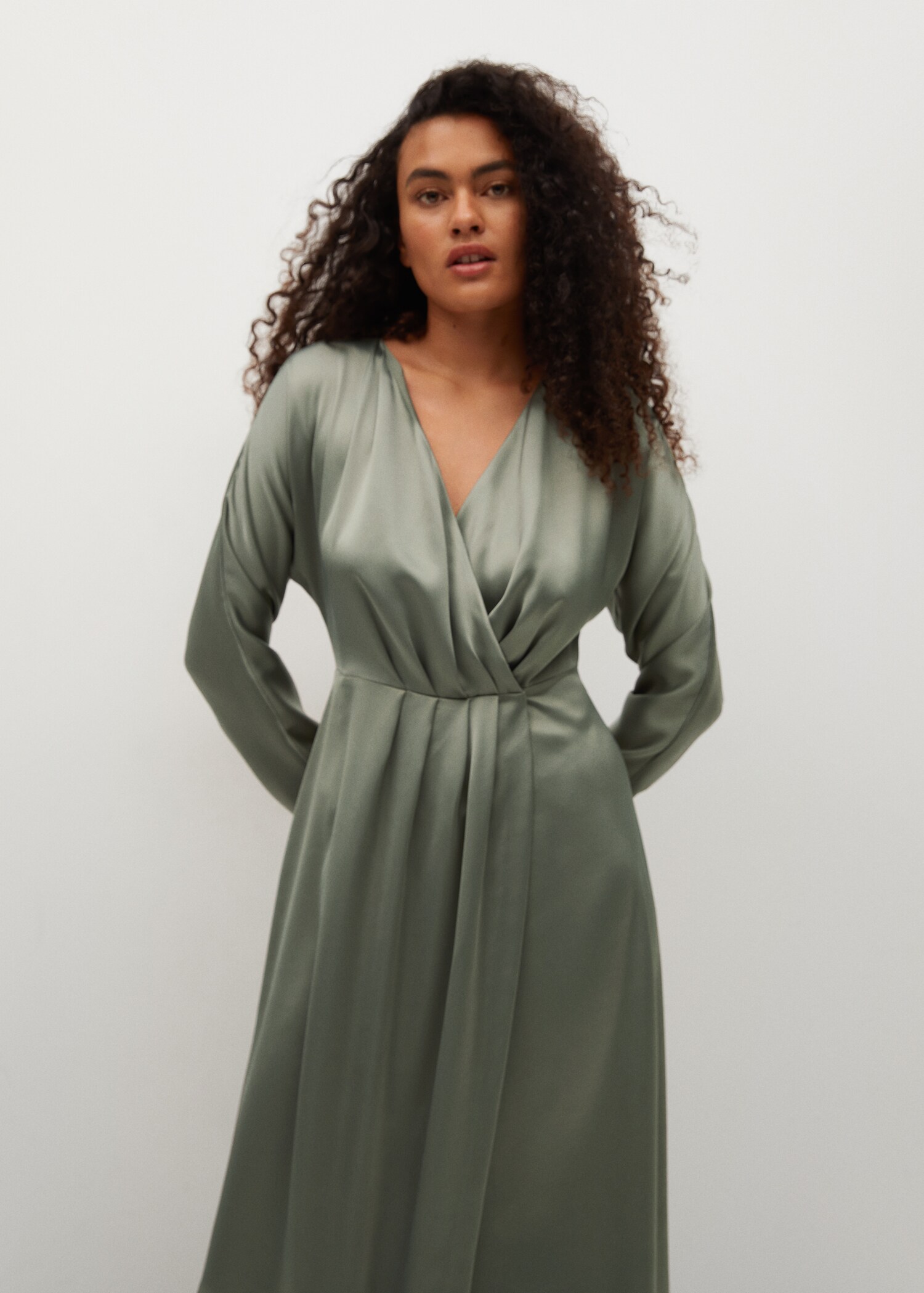 Vestido plisado satinado - Plano medio