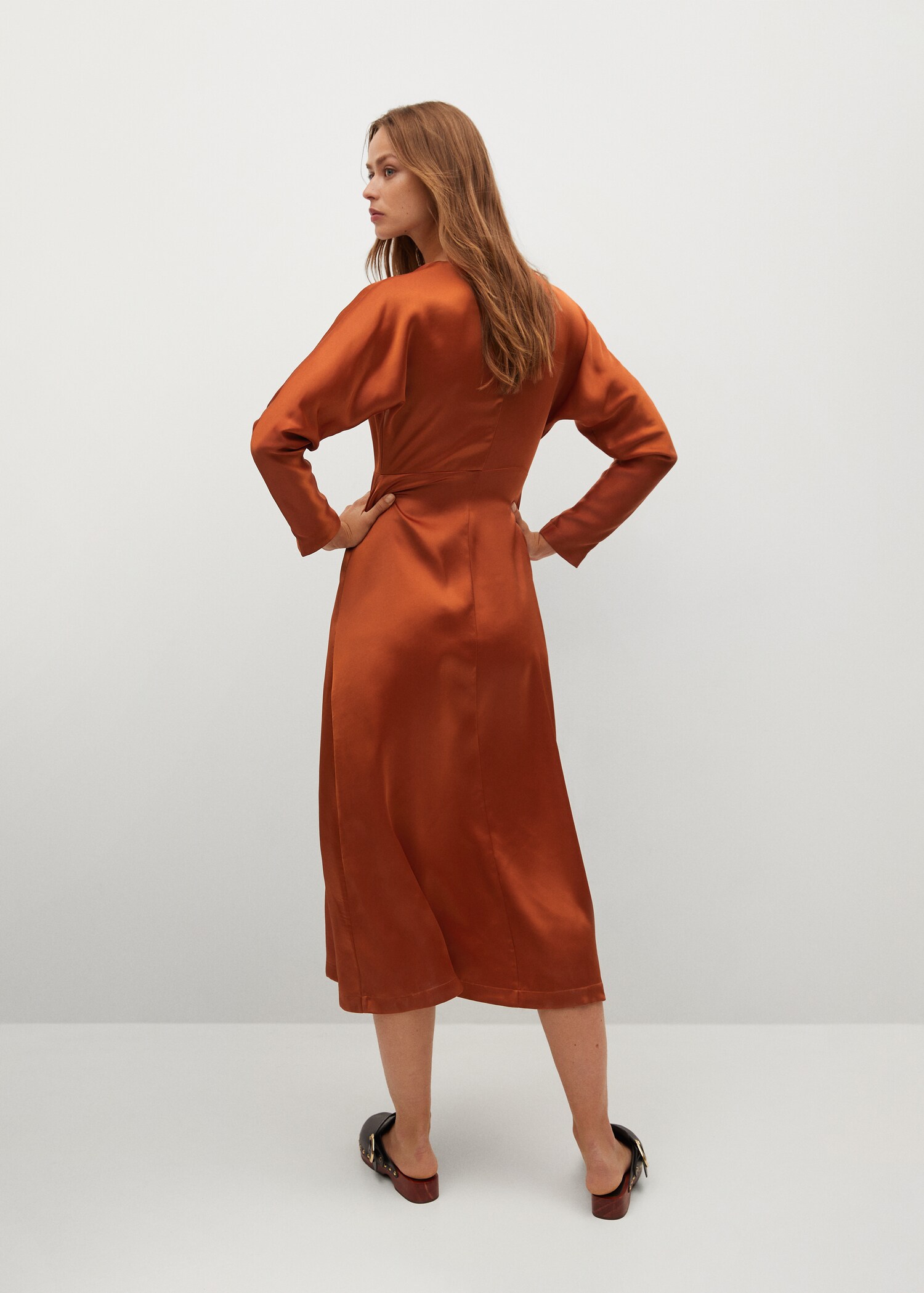 Vestido plisado satinado - Reverso del artículo