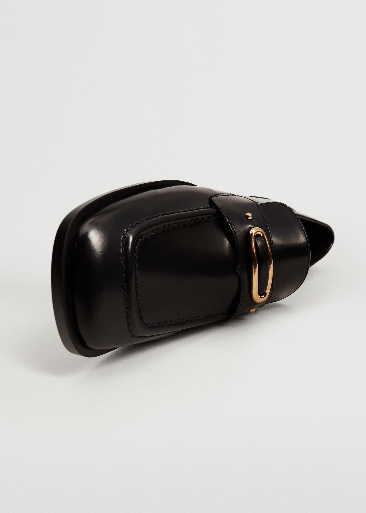 Mocassim de pele com fivela - Plano médio