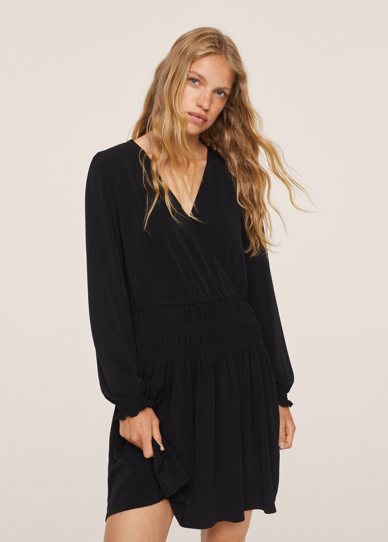 Vestido escote cruzado - Plano medio