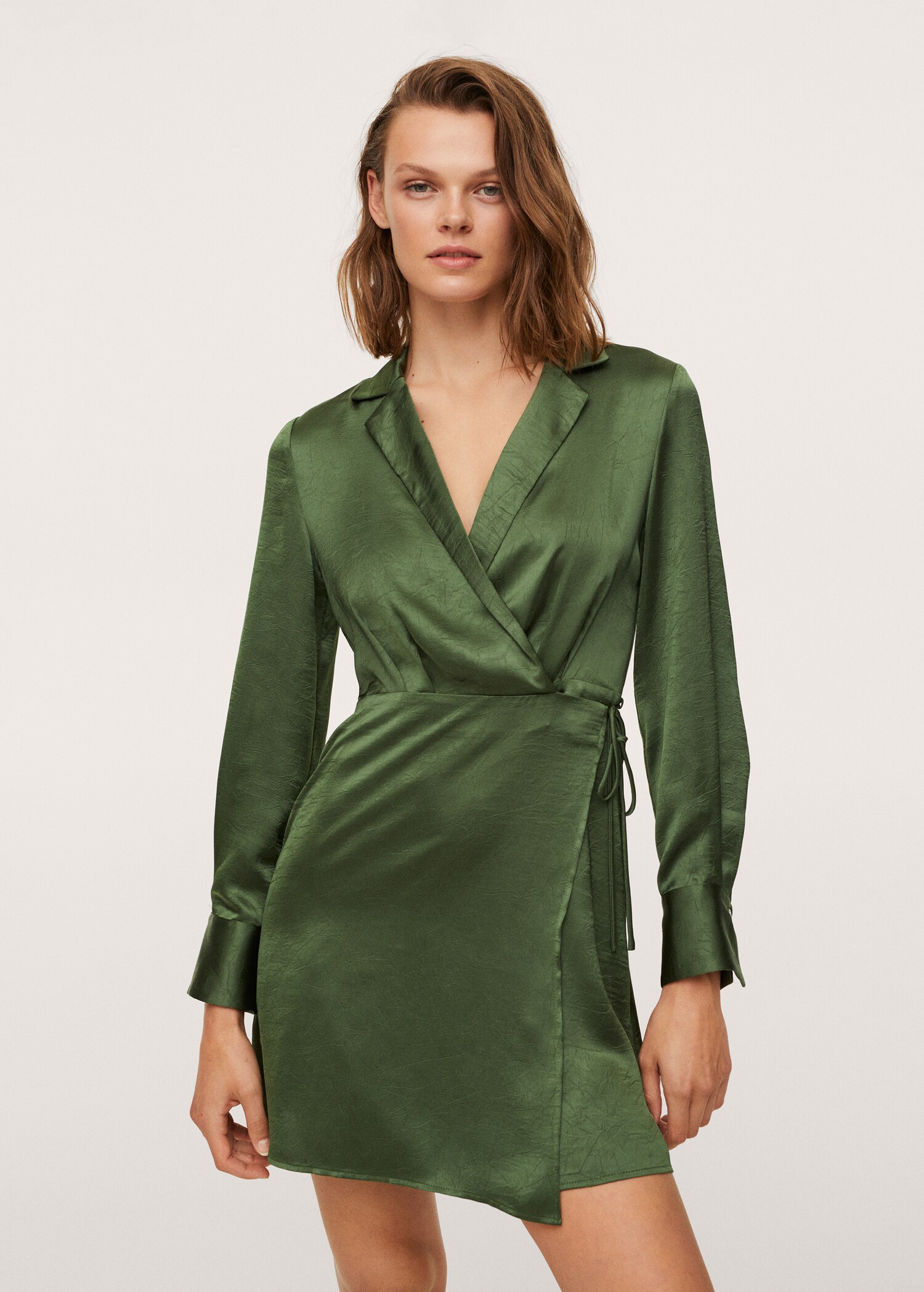 Vestido satinado cruzado - Plano medio