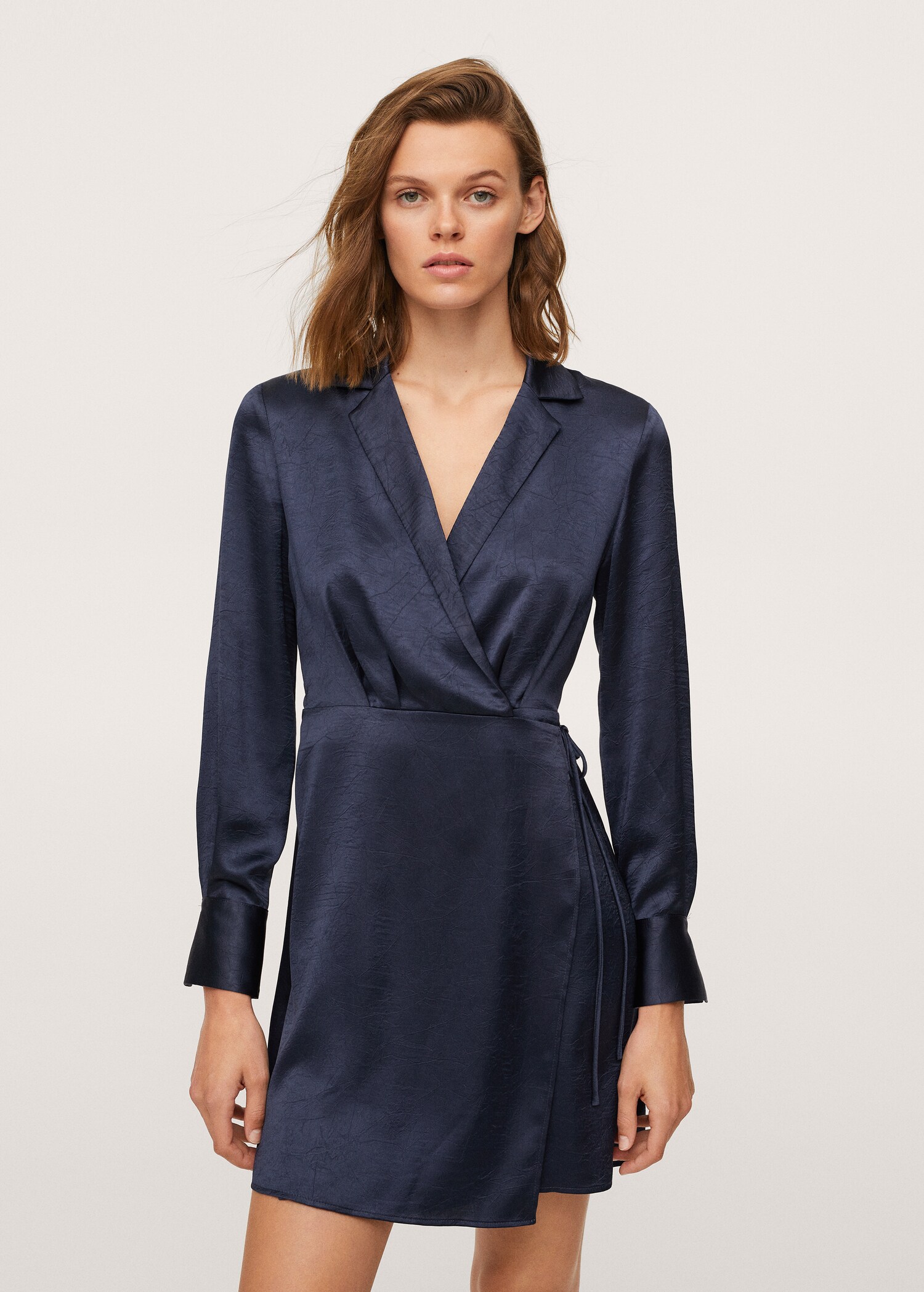 Vestido satinado cruzado - Plano medio
