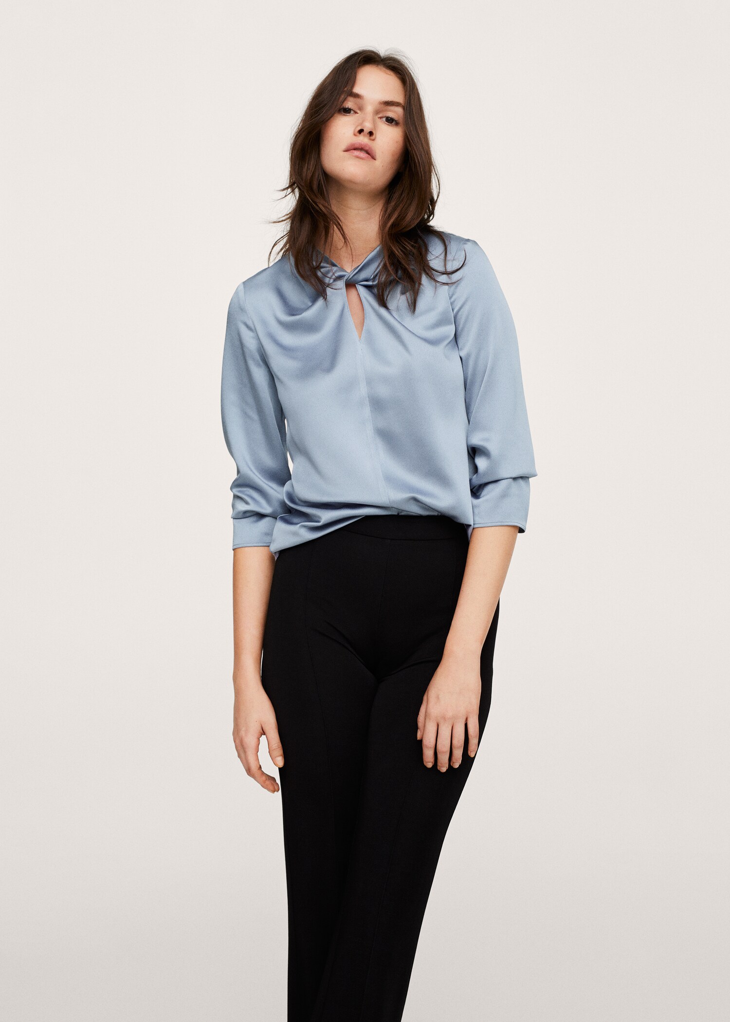 Blusa detalle nudo - Plano medio