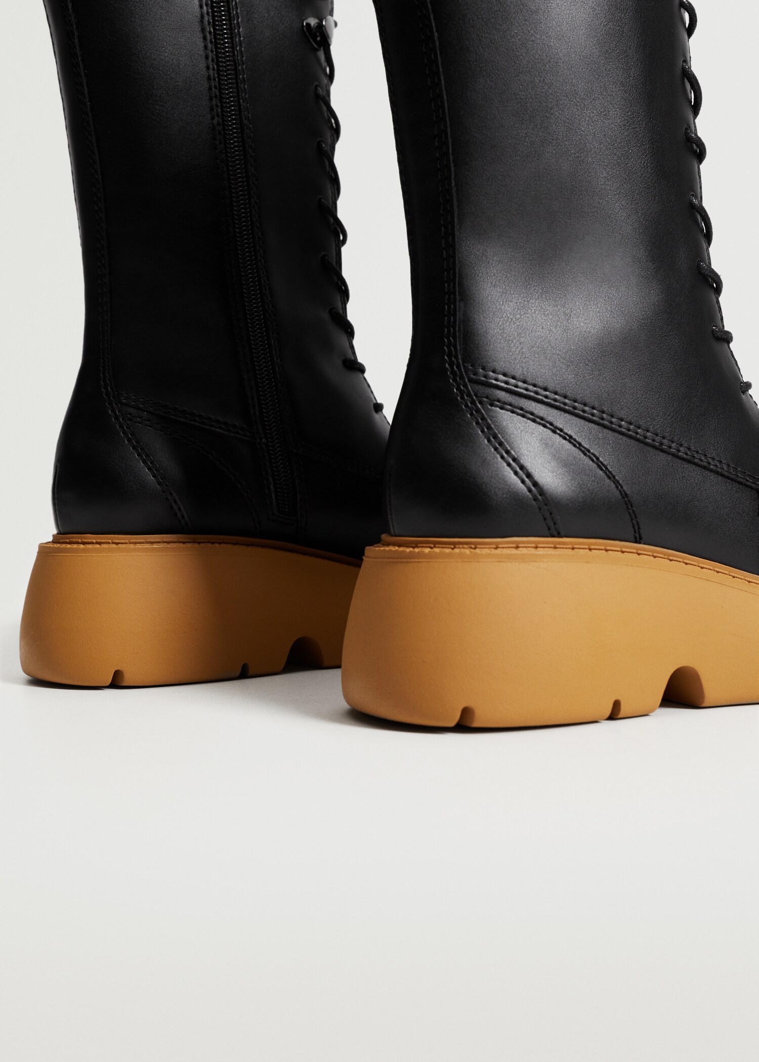 Platform boots with tall leg - Details of the article 2