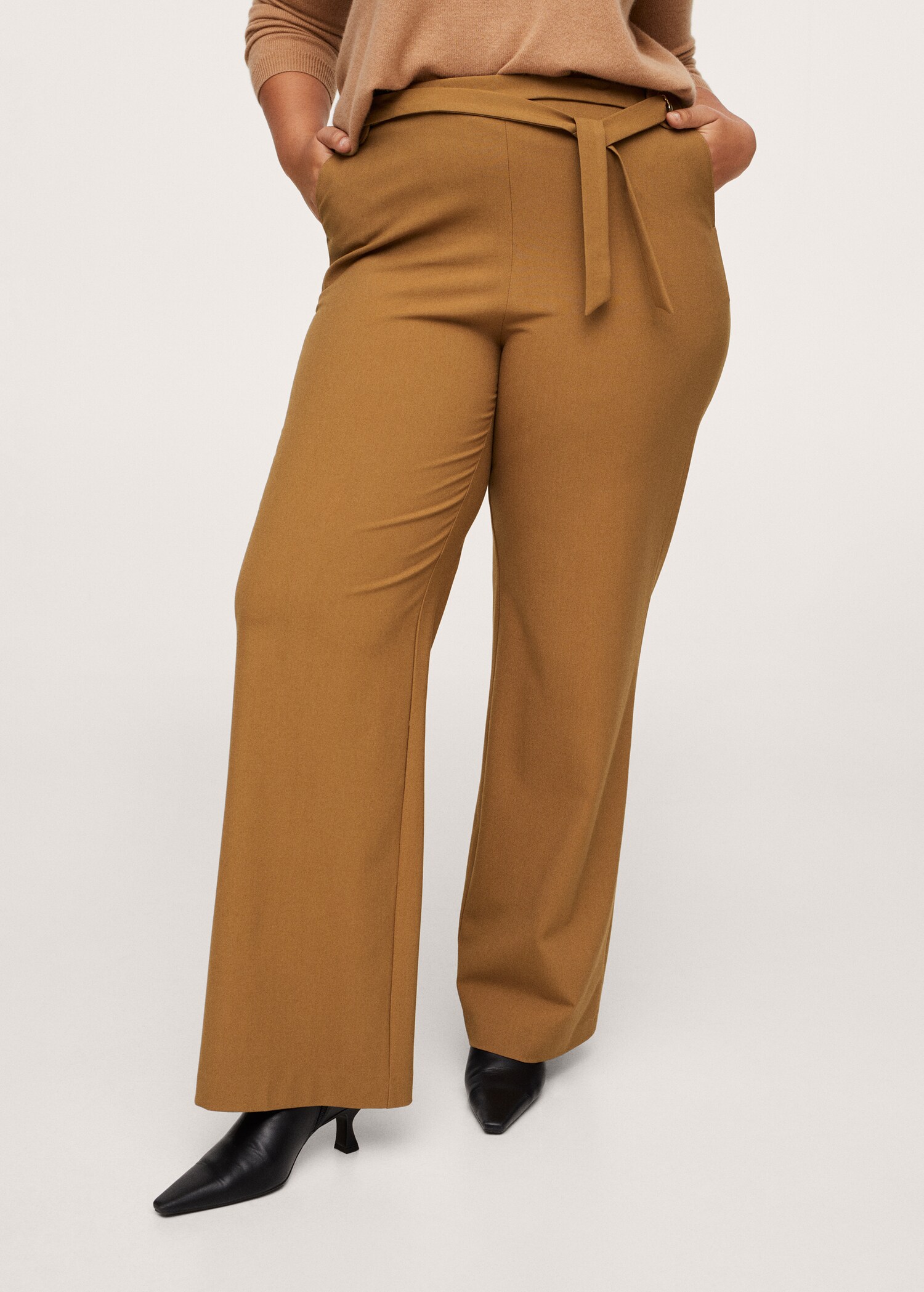 Pantalón wideleg tiro alto - Plano medio