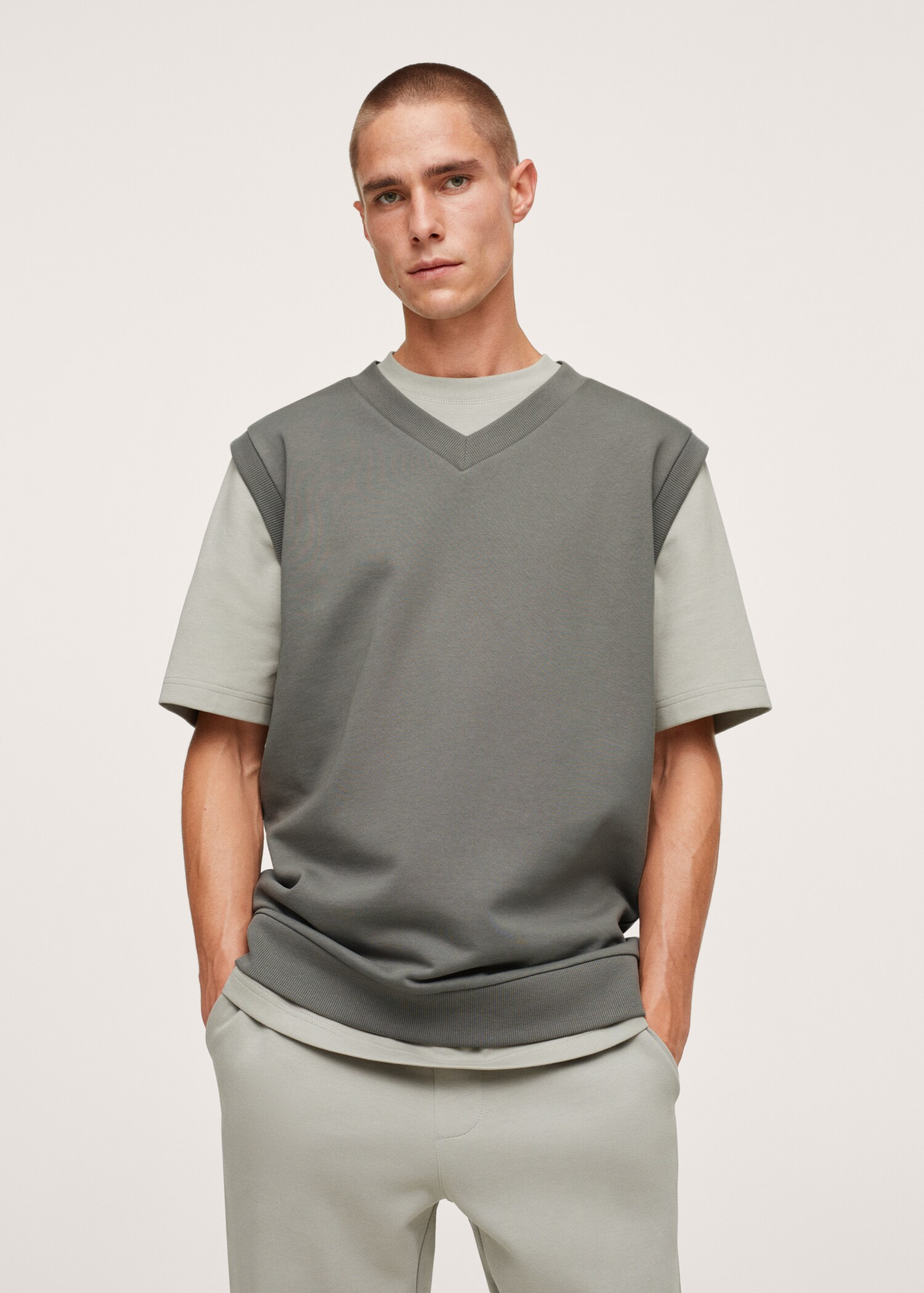 Chaleco algodón cuello pico - Plano medio