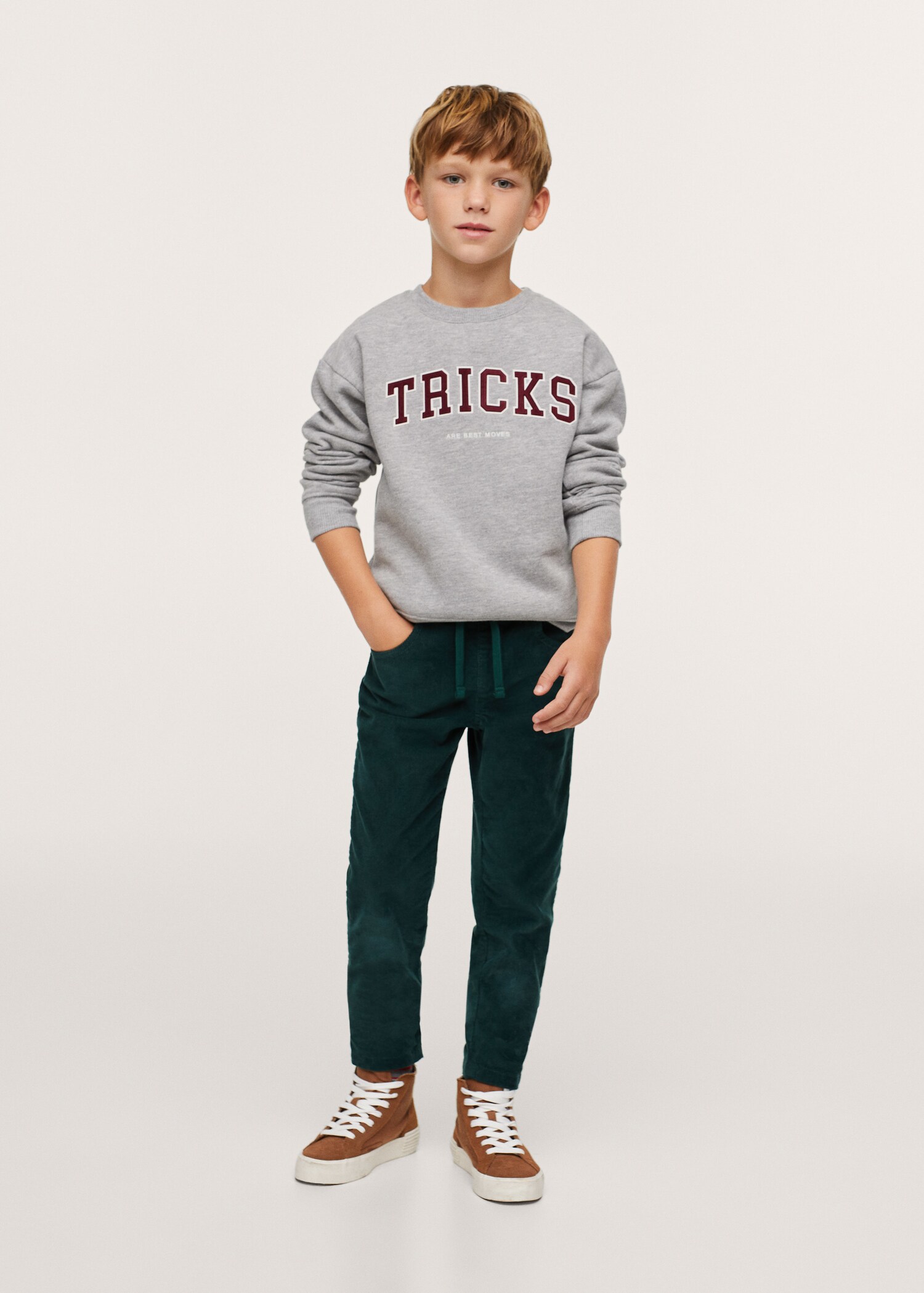 Sudadera mensaje relieve - Plano medio