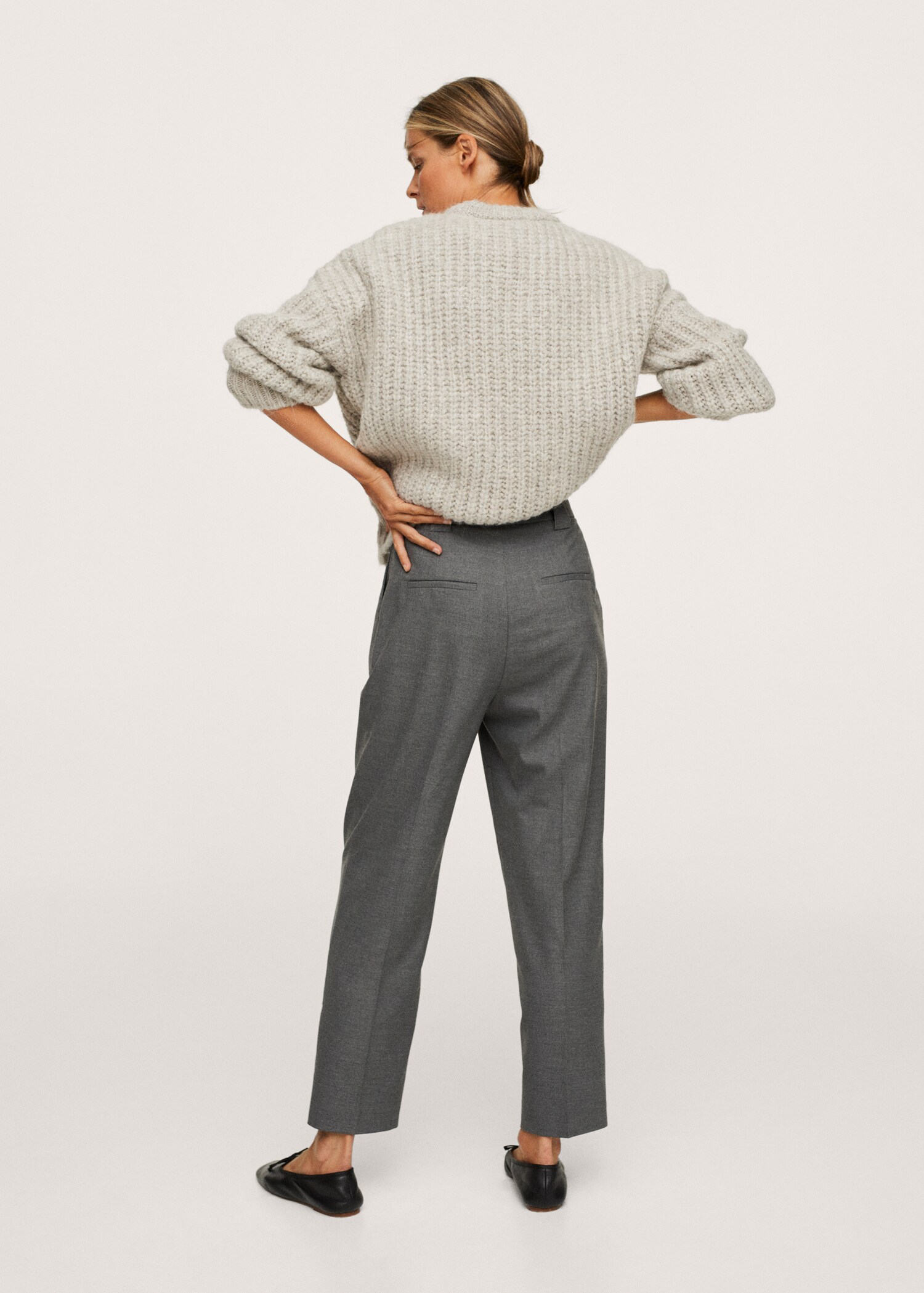 Pleated straight trousers - Reverse of the article