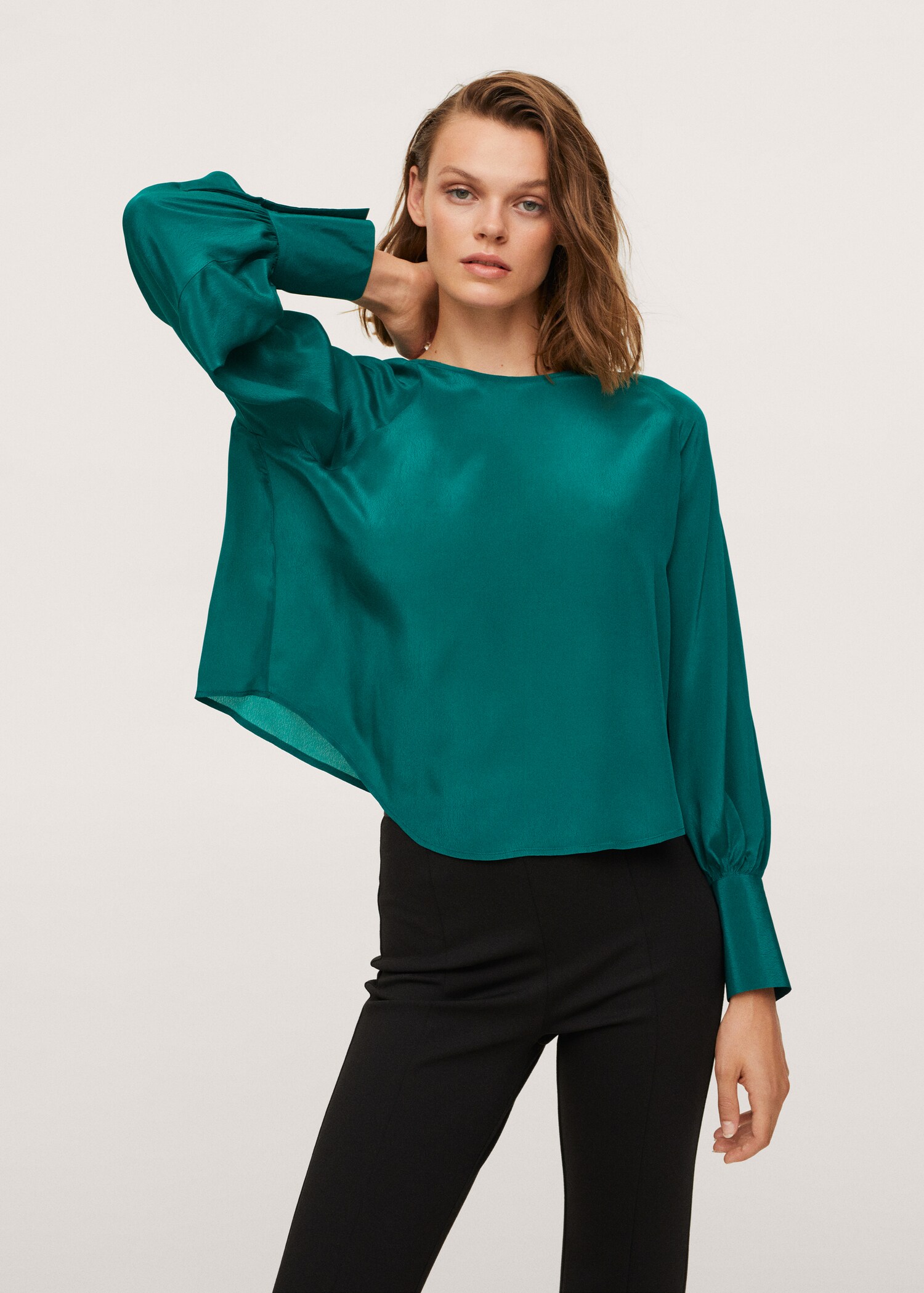 Blusa crop satinada - Plano medio