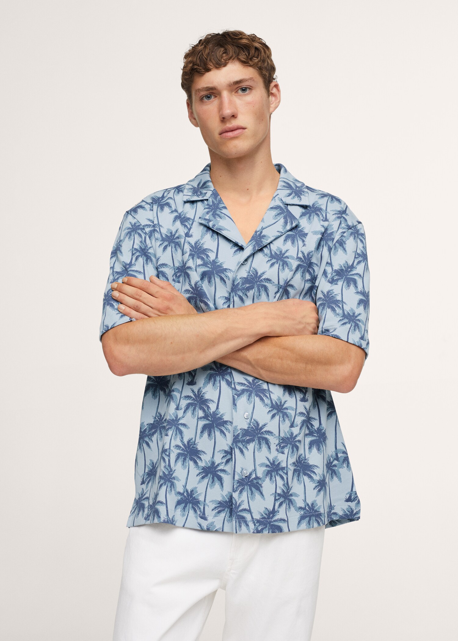 Camisa estampada hawaiana - Plano medio