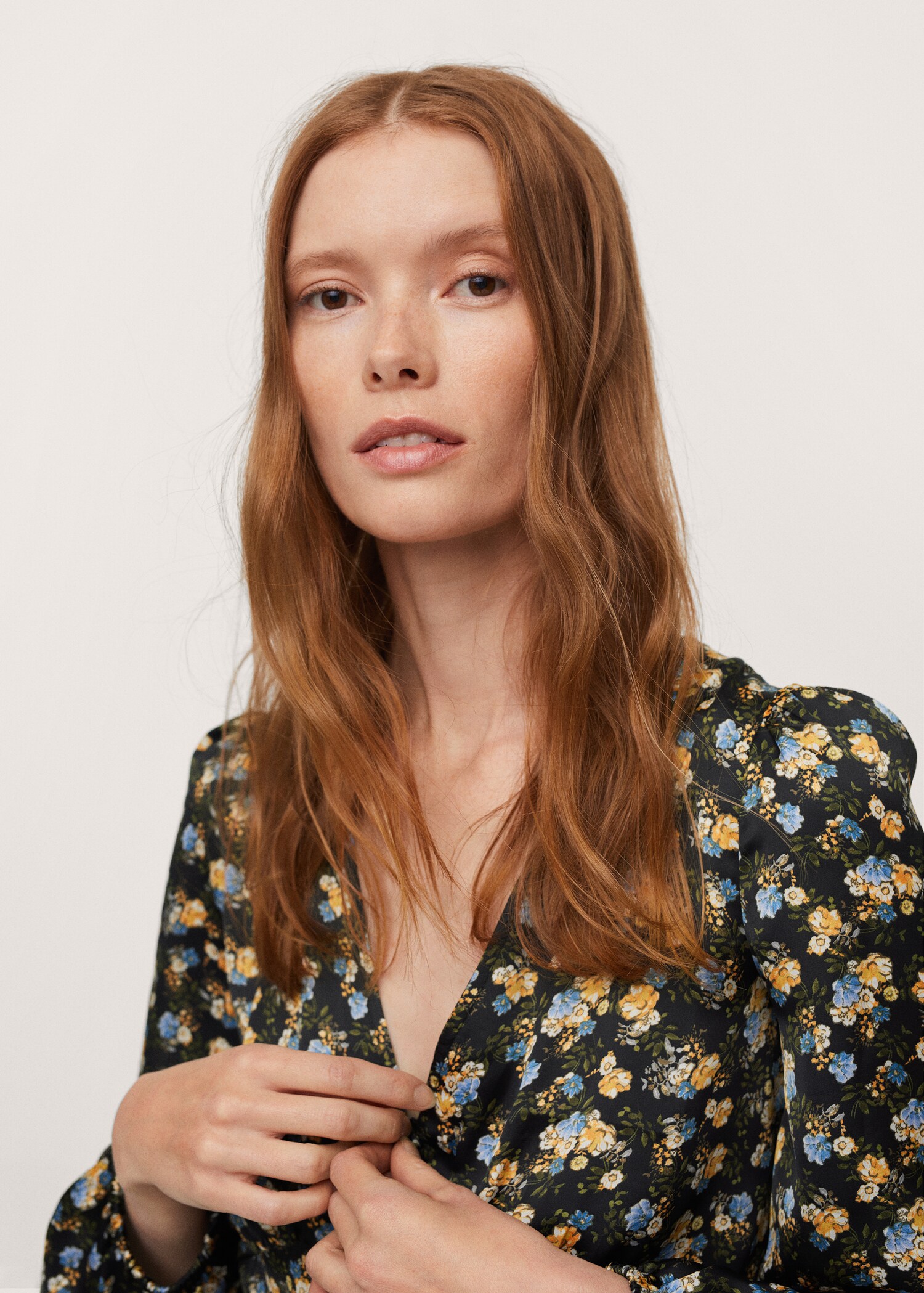 Buttoned flowy blouse - Details of the article 2