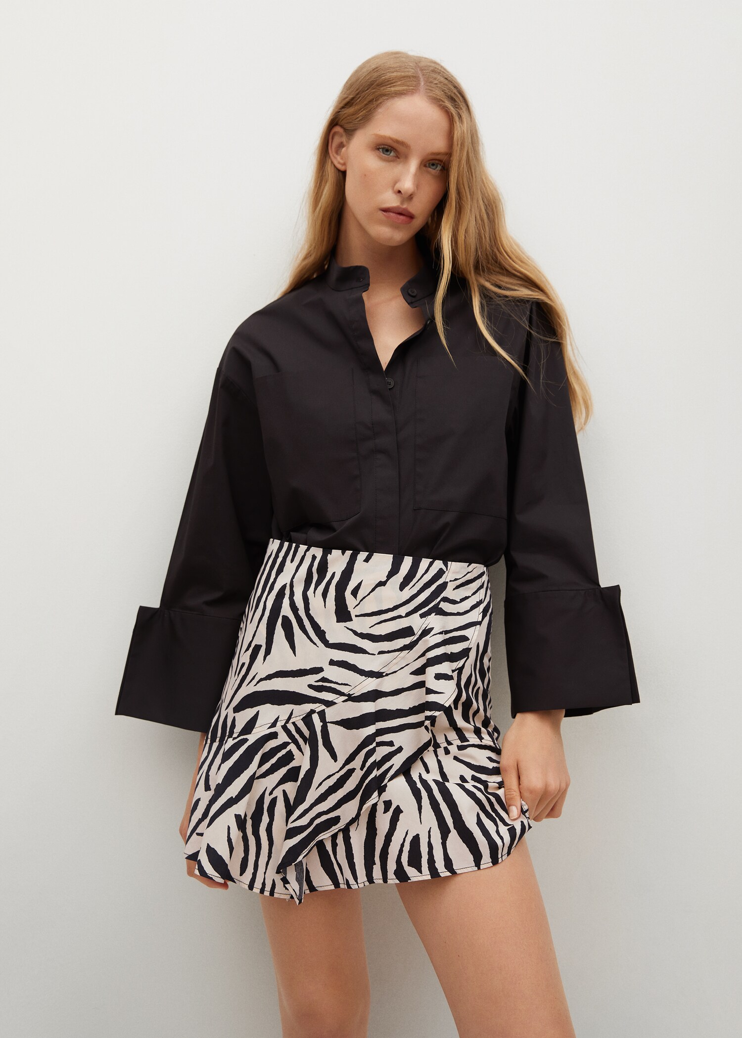 Minifalda estampada volante - Plano medio