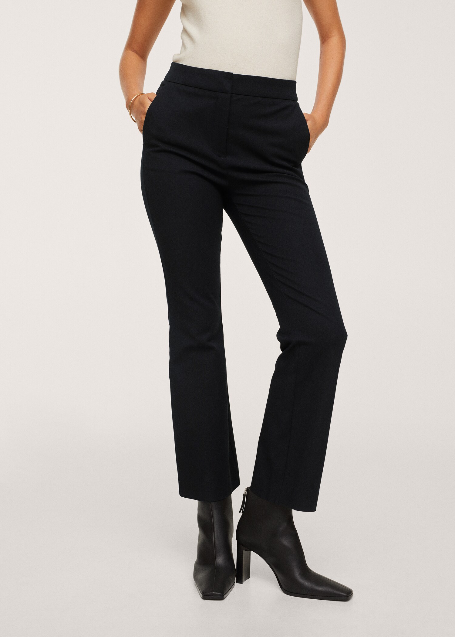 Pantalón flare crop - Plano medio