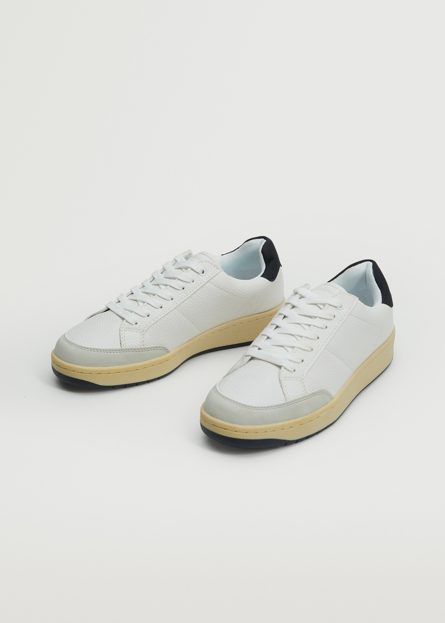 Deportivas contraste cordones - Plano medio