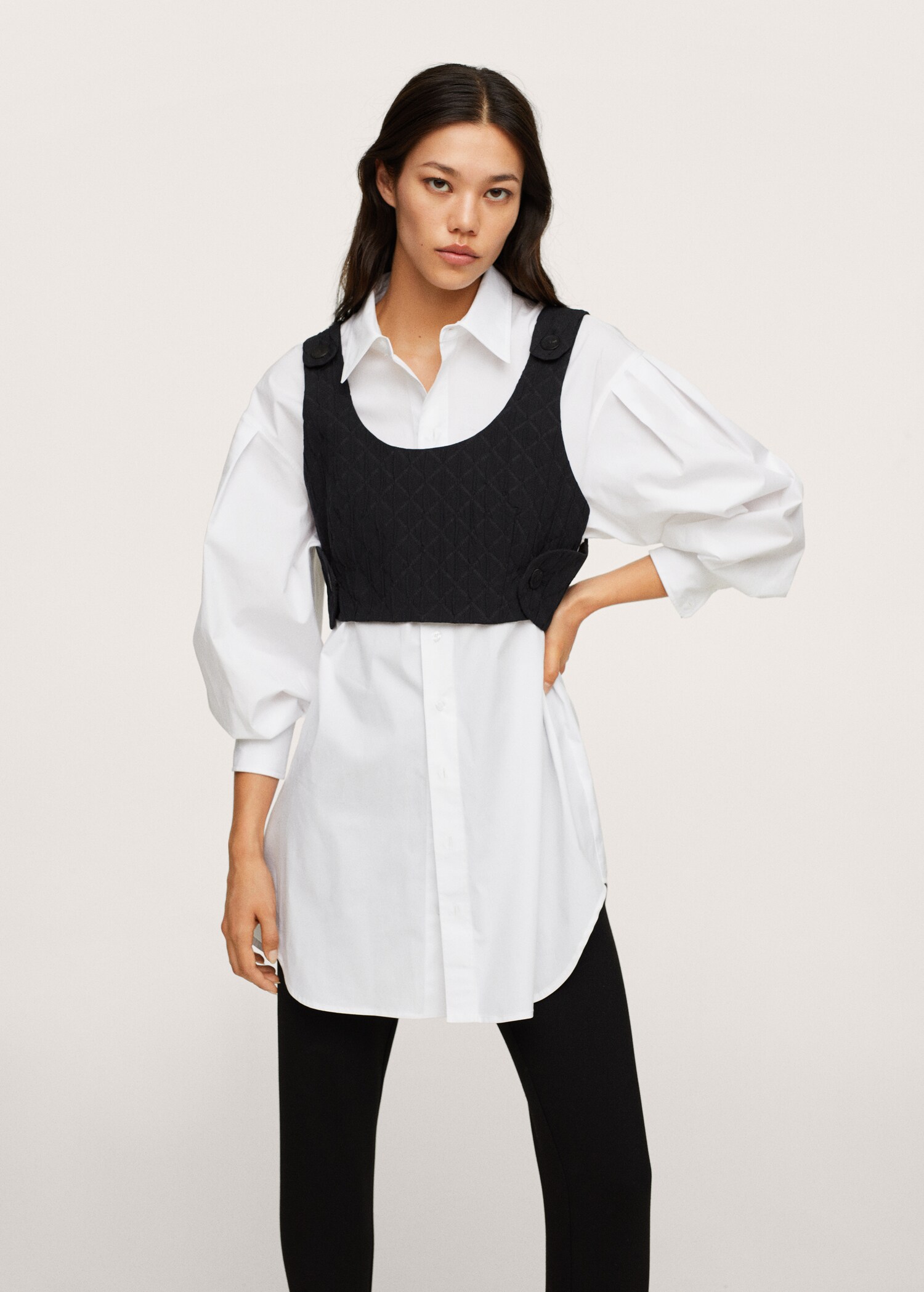 Top crop botones - Plano medio