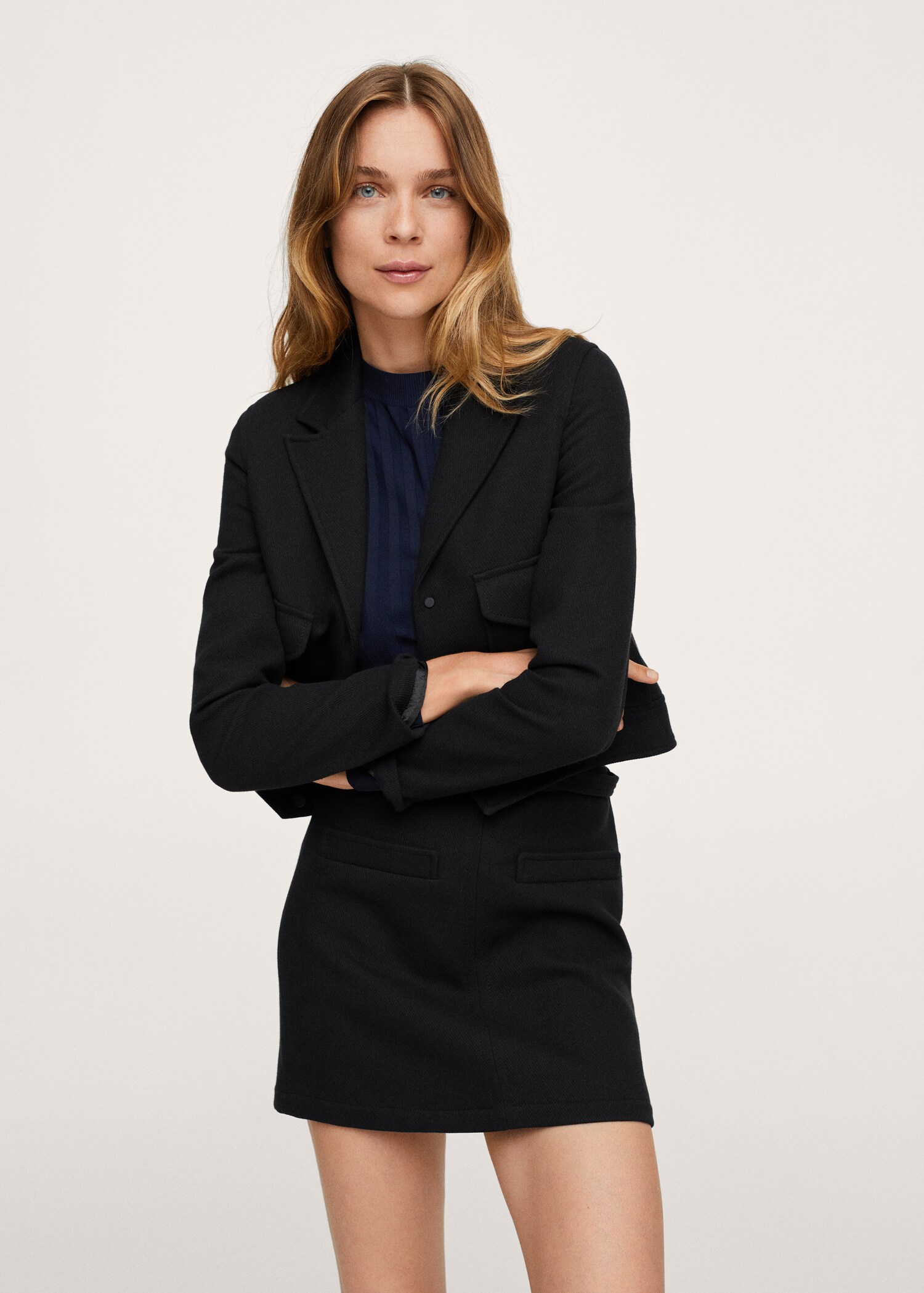 Chaqueta crop bolsillos - Plano medio