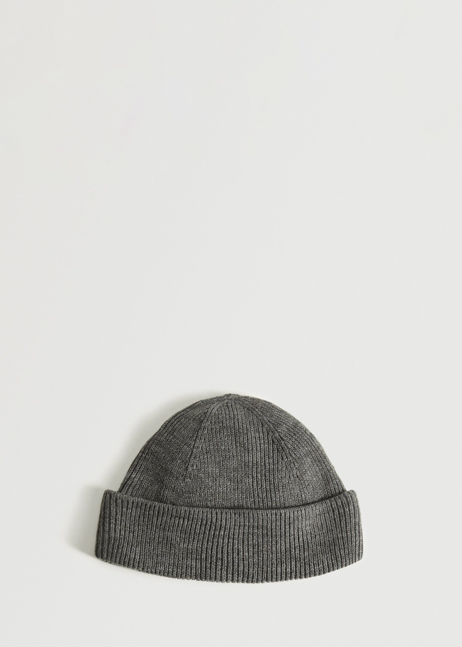 Short knitted hat - Article without model