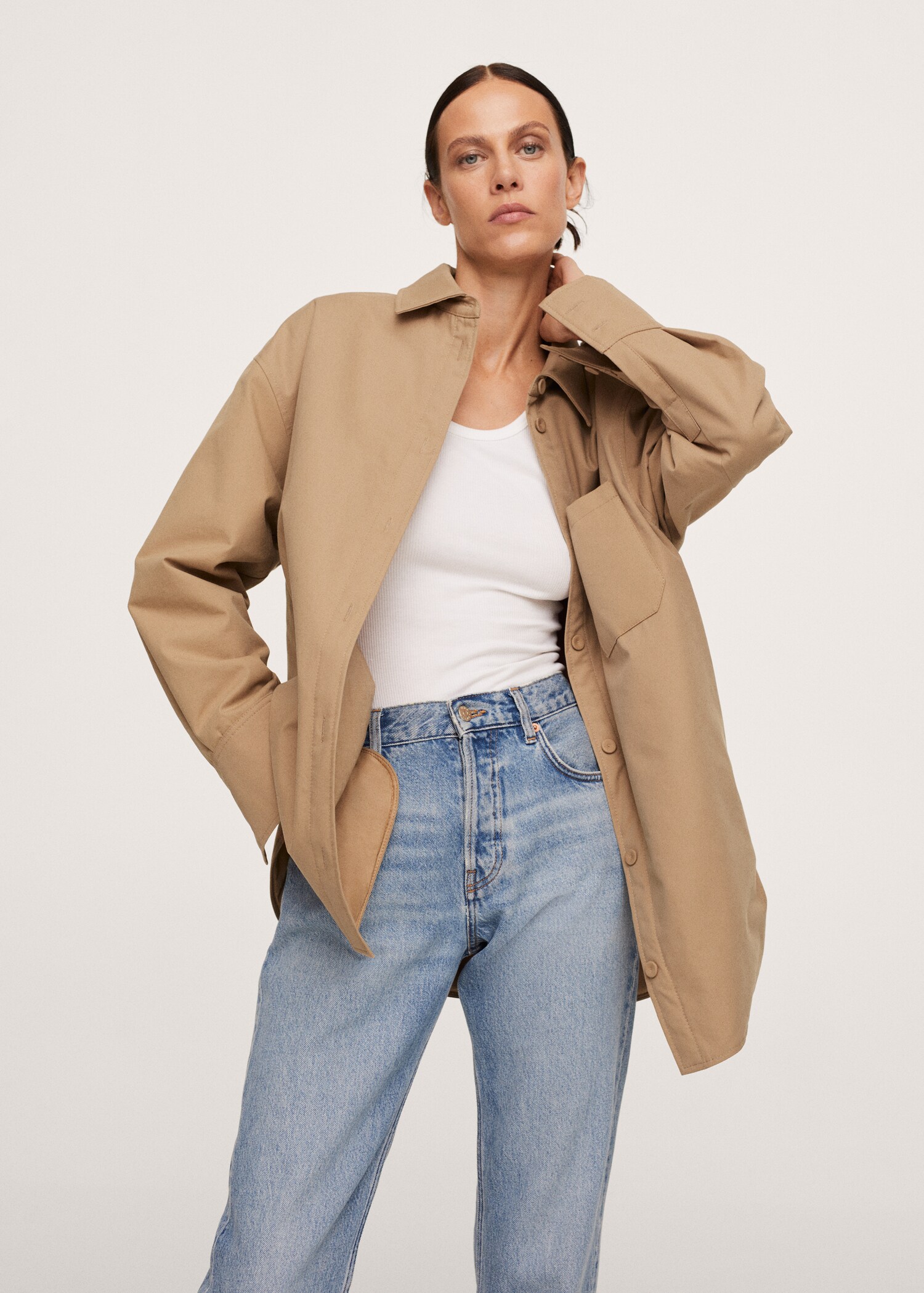 Sobrecamisa oversize bolsillos - Plano medio