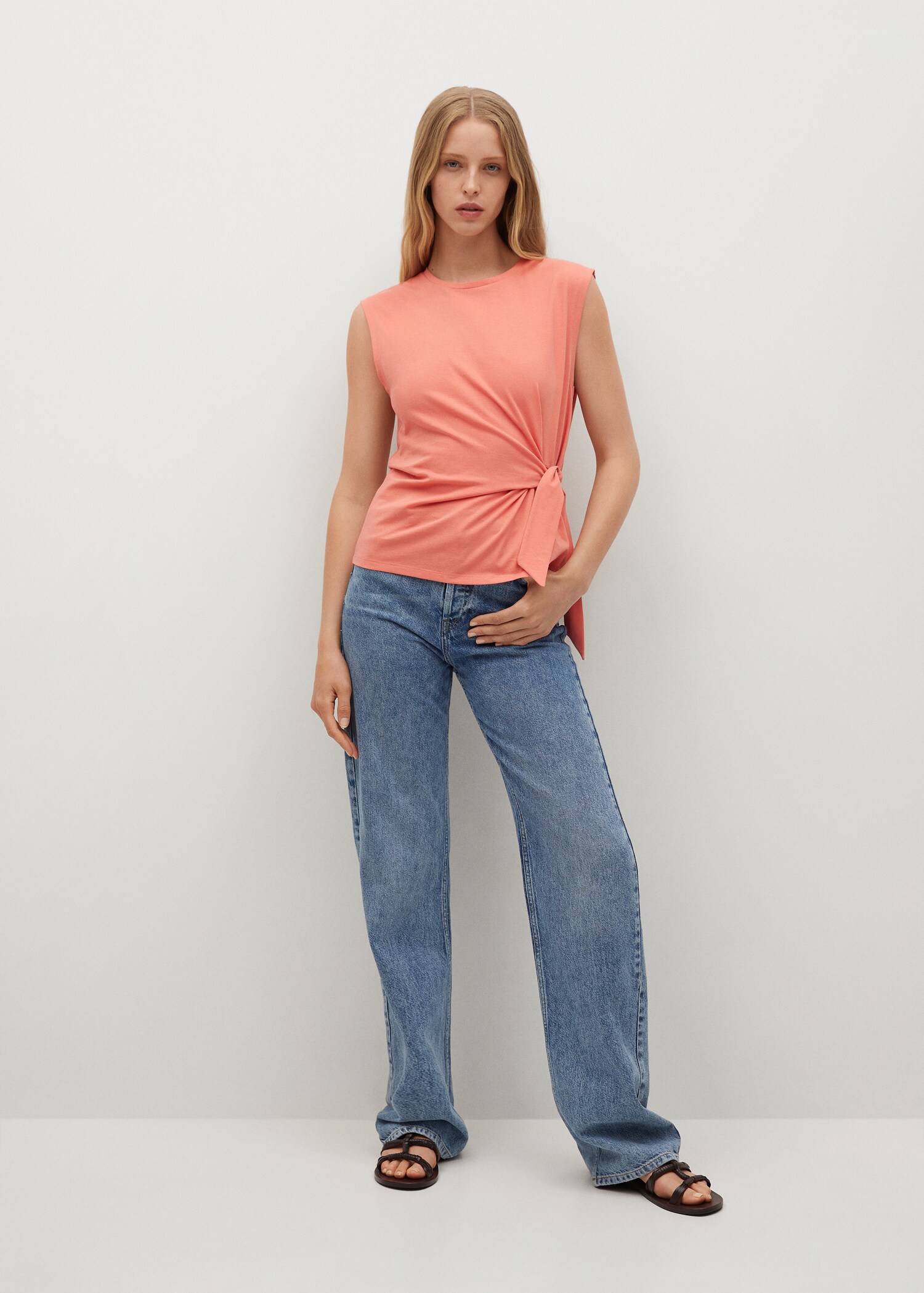 T-Shirt aus recycelter Baumwolle mit Knoten - Allgemeine Ansicht