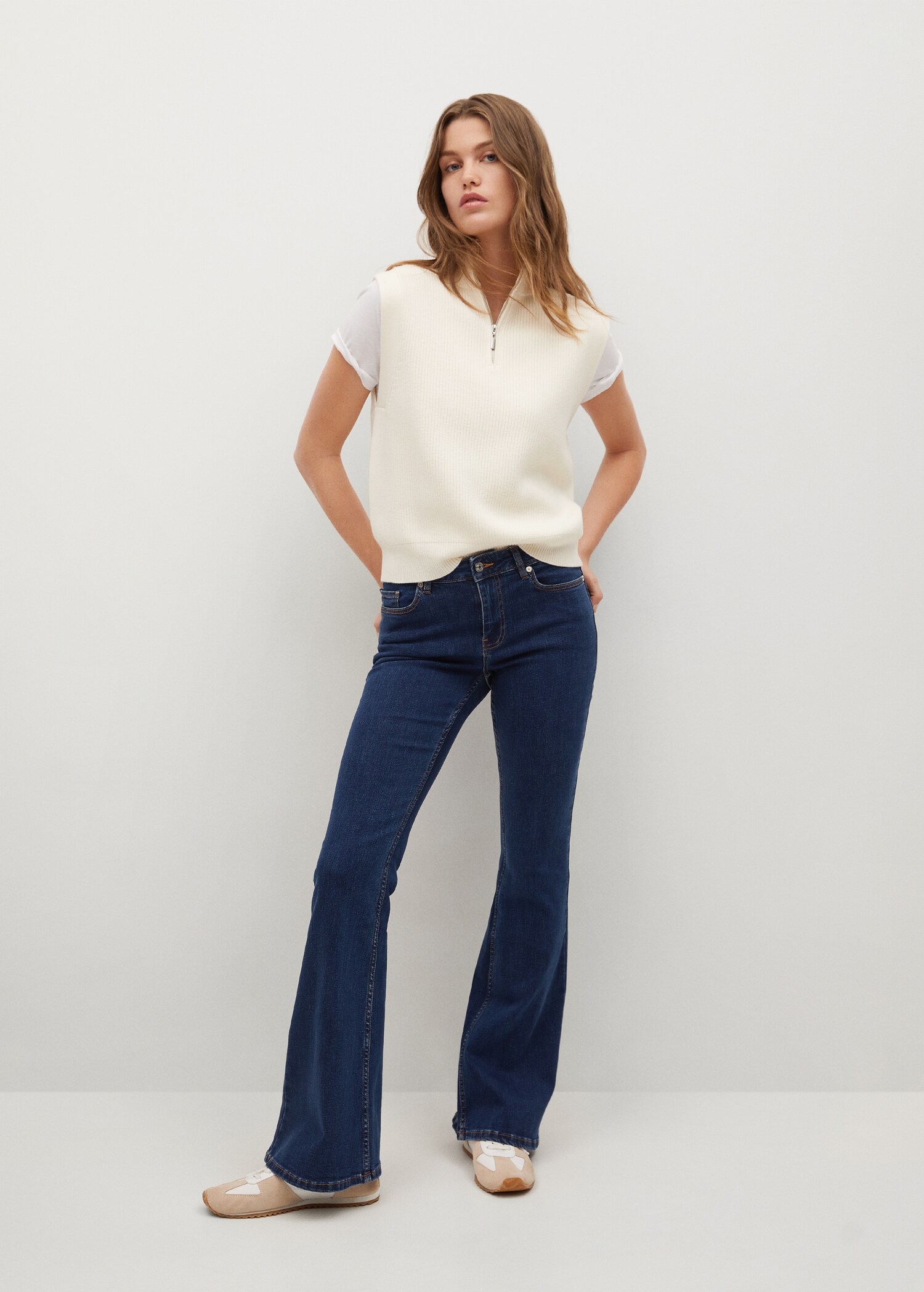 Mid-rise flared jeans - General plane