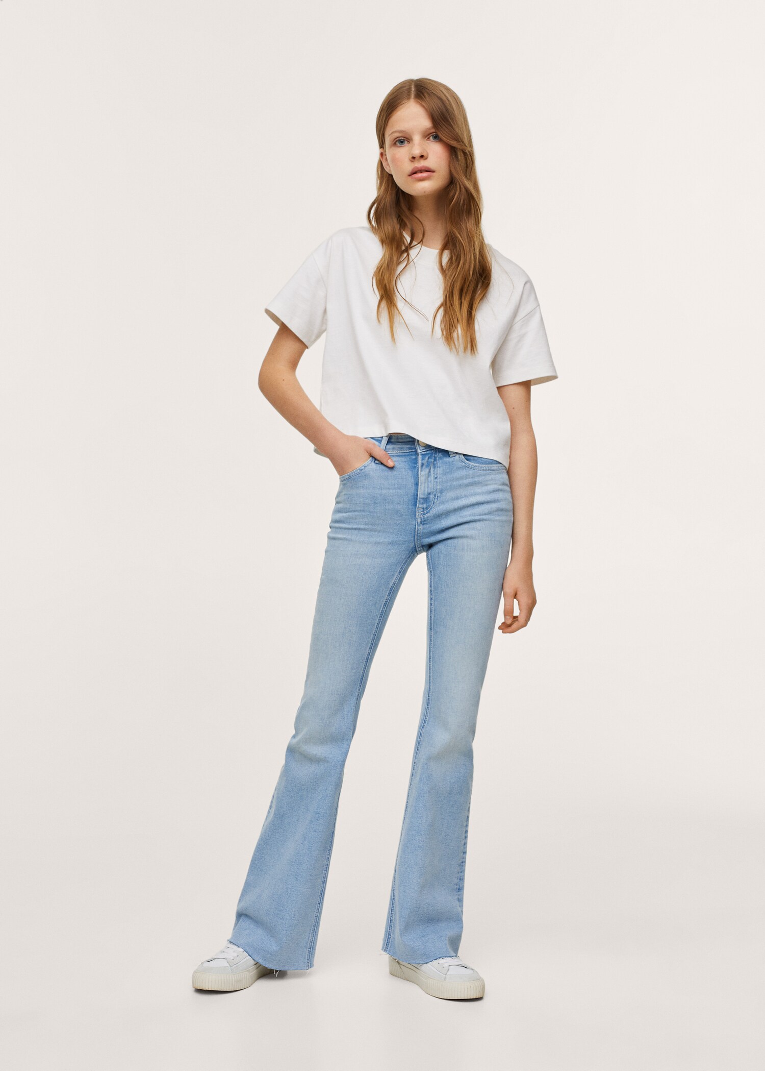 Jeans flare terminaciones deshilachadas - Plano general