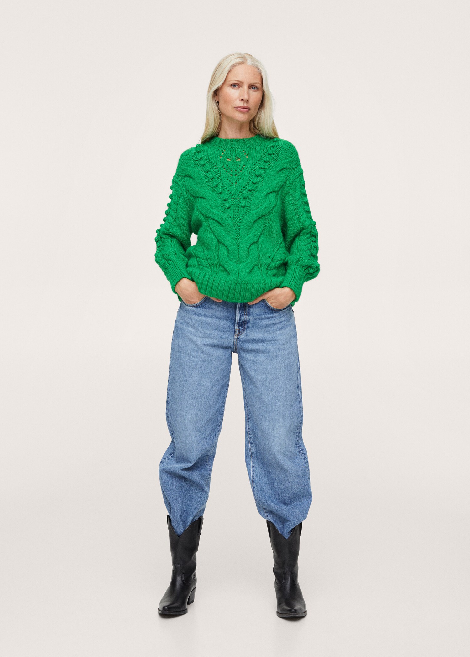 Contrasting knit sweater - General plane