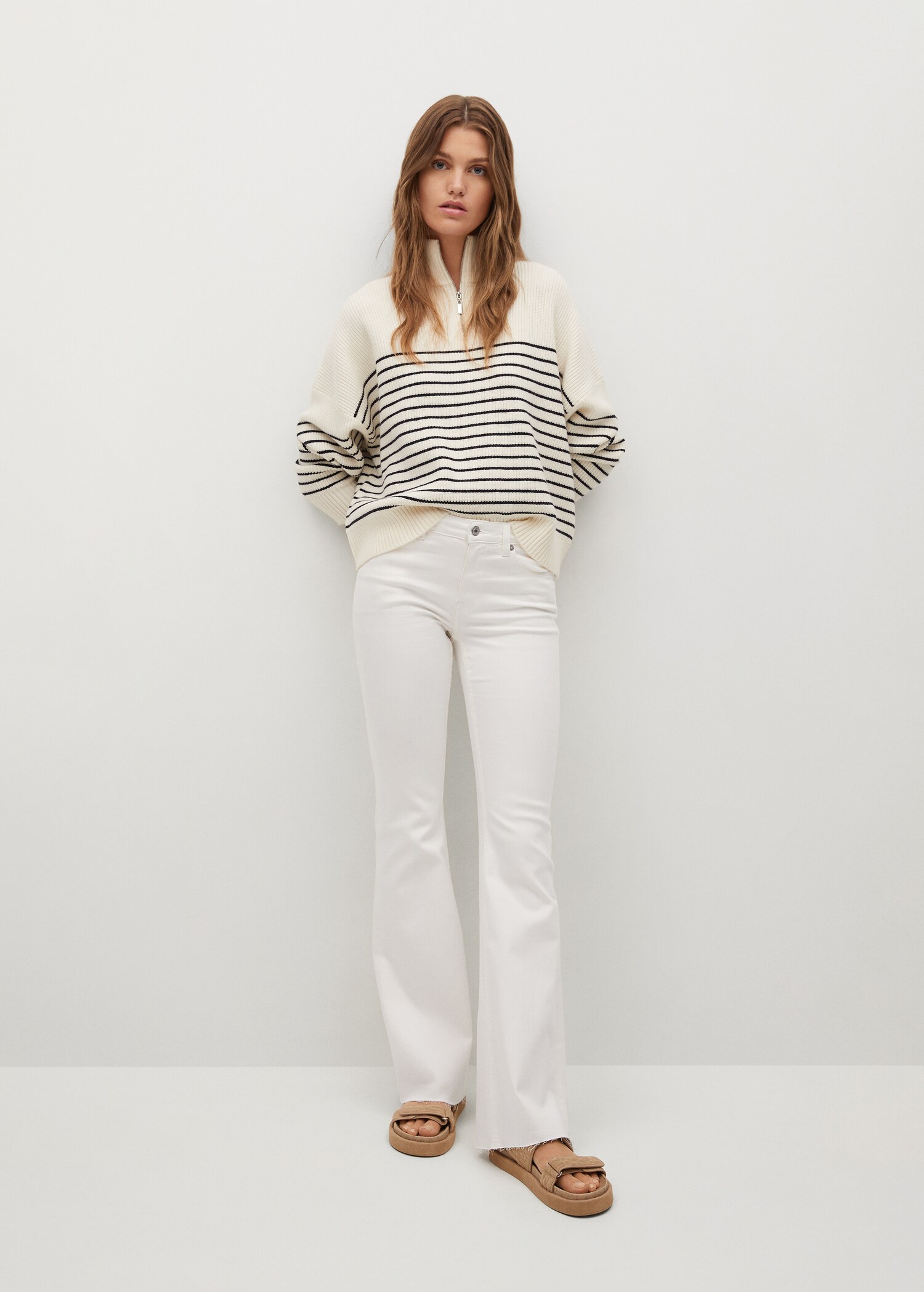 Mid-rise flared jeans - General plane
