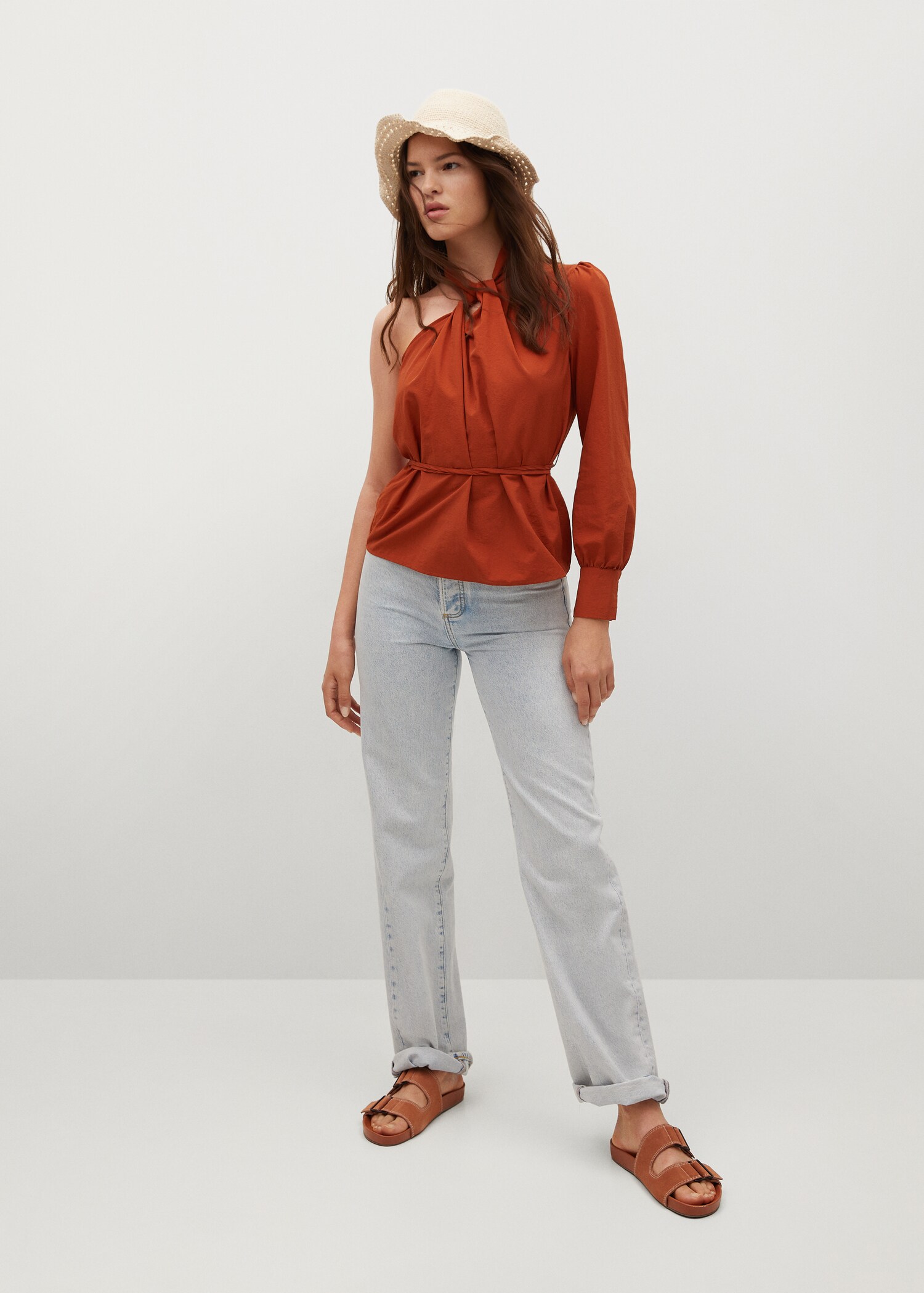 Blusa escote asimétrico - Plano general