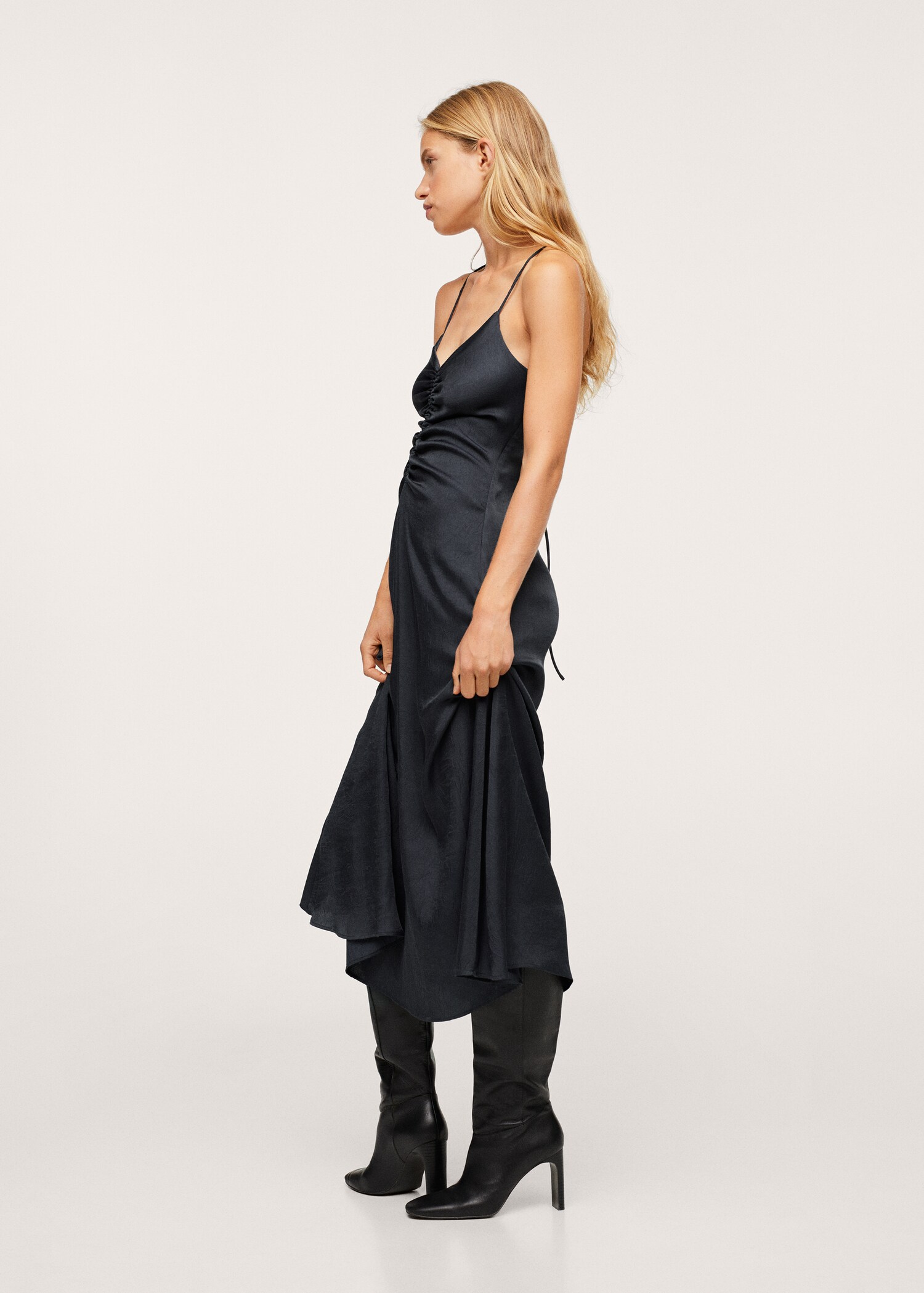 Vestido escote fruncido - Plano general