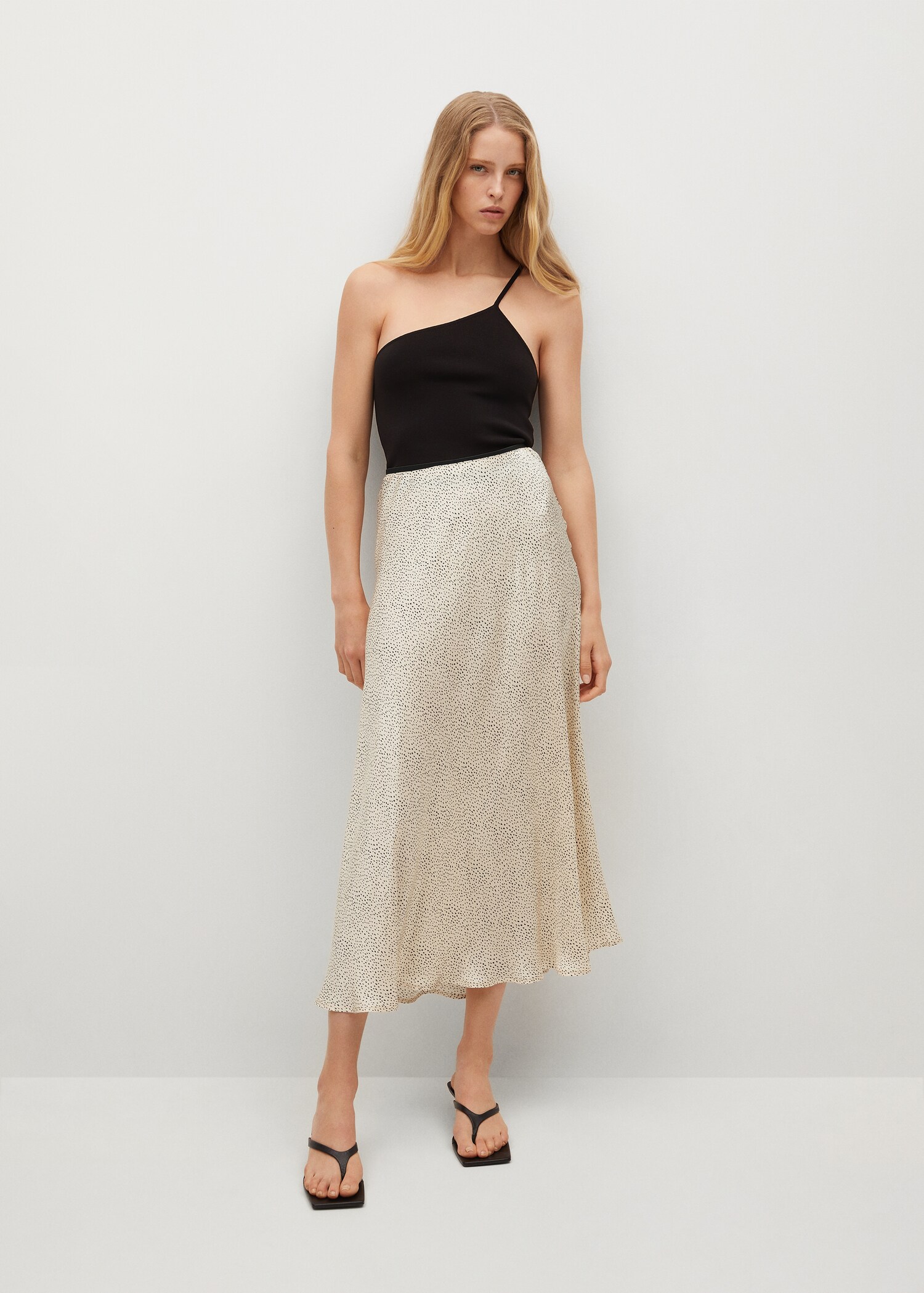 Falda midi satinada - Plano general