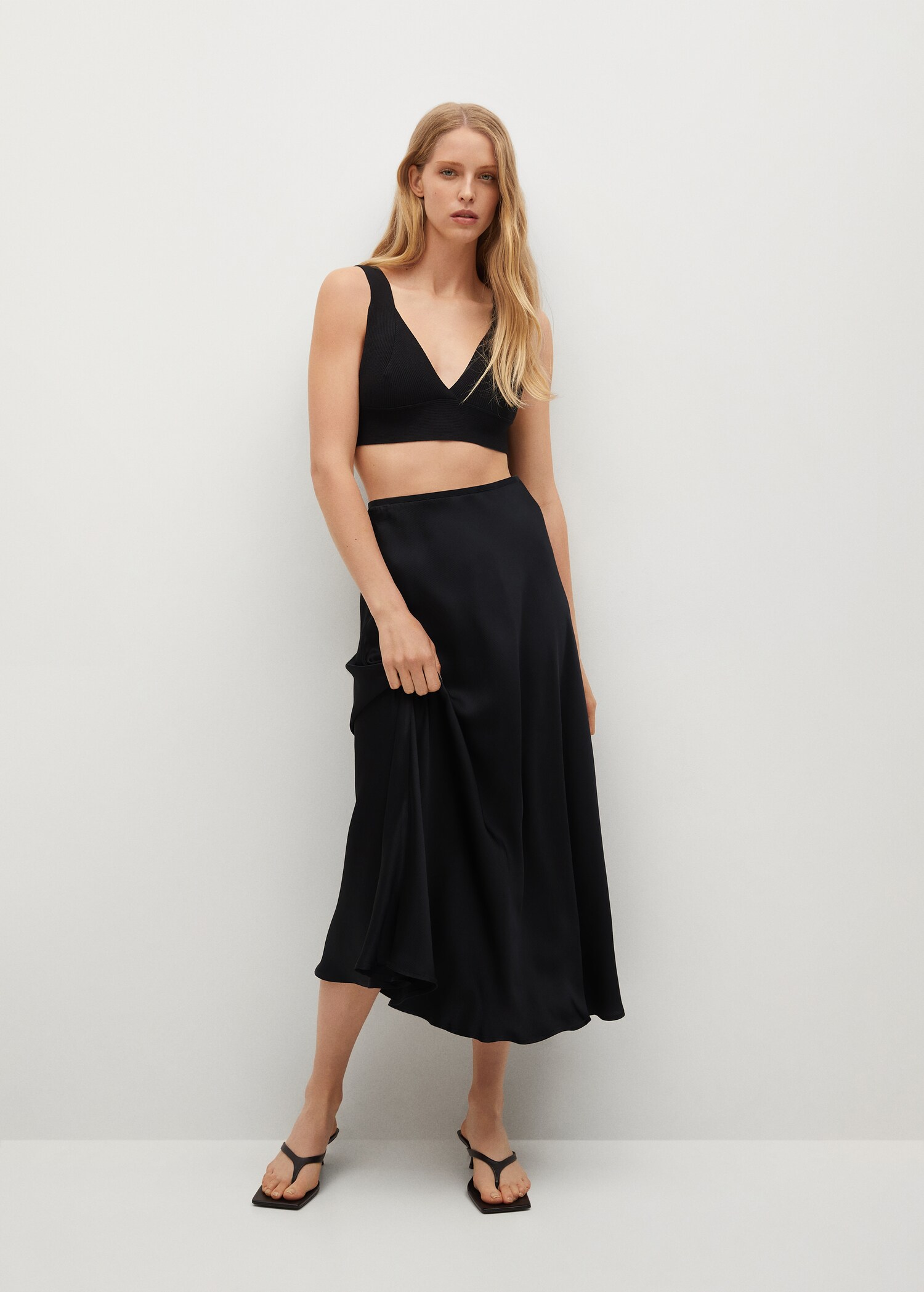 Falda midi satinada - Plano general